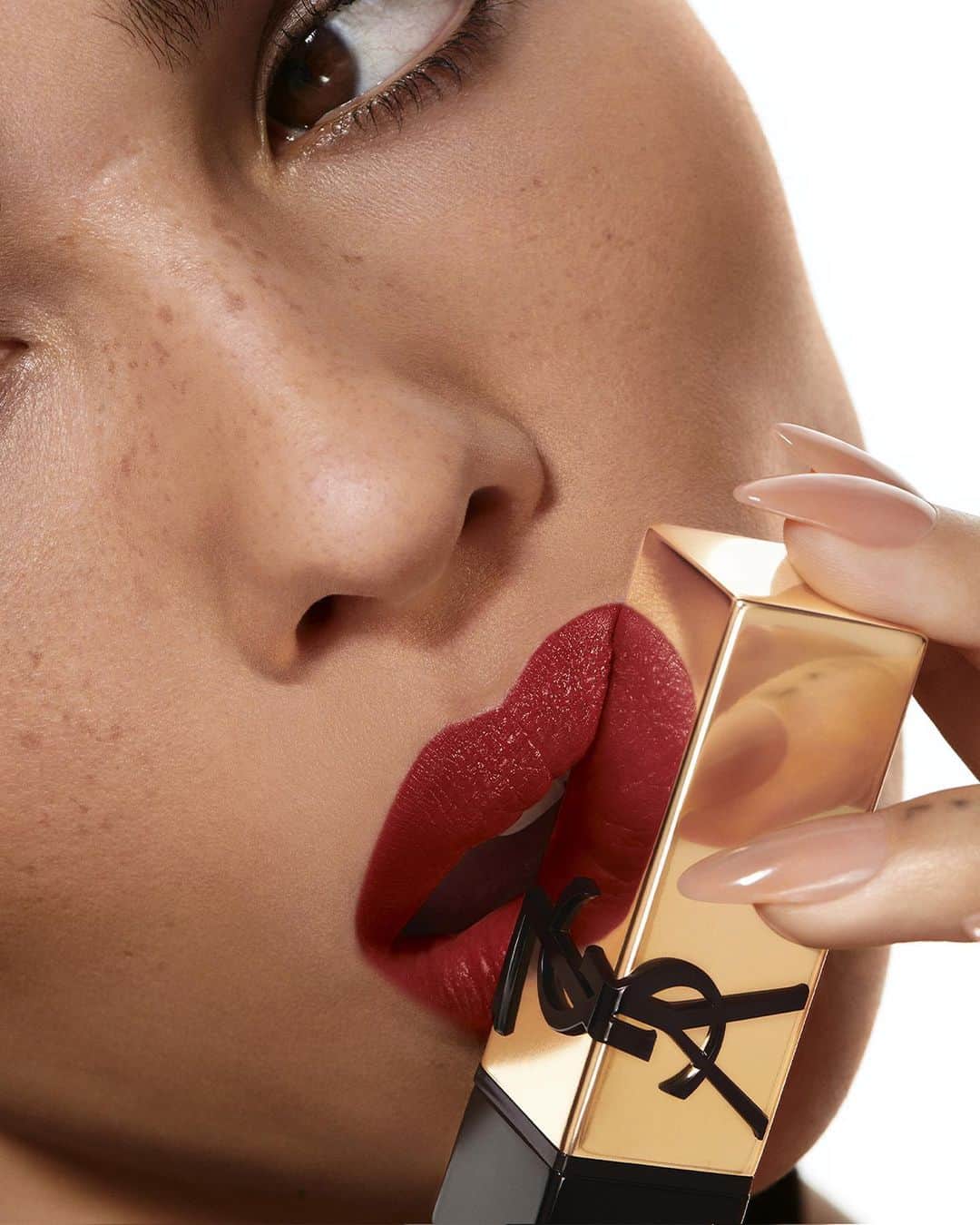 Yves Saint Laurent Beautyさんのインスタグラム写真 - (Yves Saint Laurent BeautyInstagram)「@ZoeIsabellaKravitz channels the bold energy of ROUGE PUR COUTURE with a creamy texture that glides effortlessly for a couture satin finish.  #YSLBeauty #RougePurCouture #ZoeKravitz」10月19日 22時03分 - yslbeauty