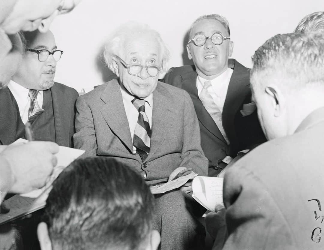アルベルト・アインシュタインのインスタグラム：「#ThrowbackThursday: Einstein talking to the press in Princeton, New Jersey, on March 15, 1953, the day after his birthday.」