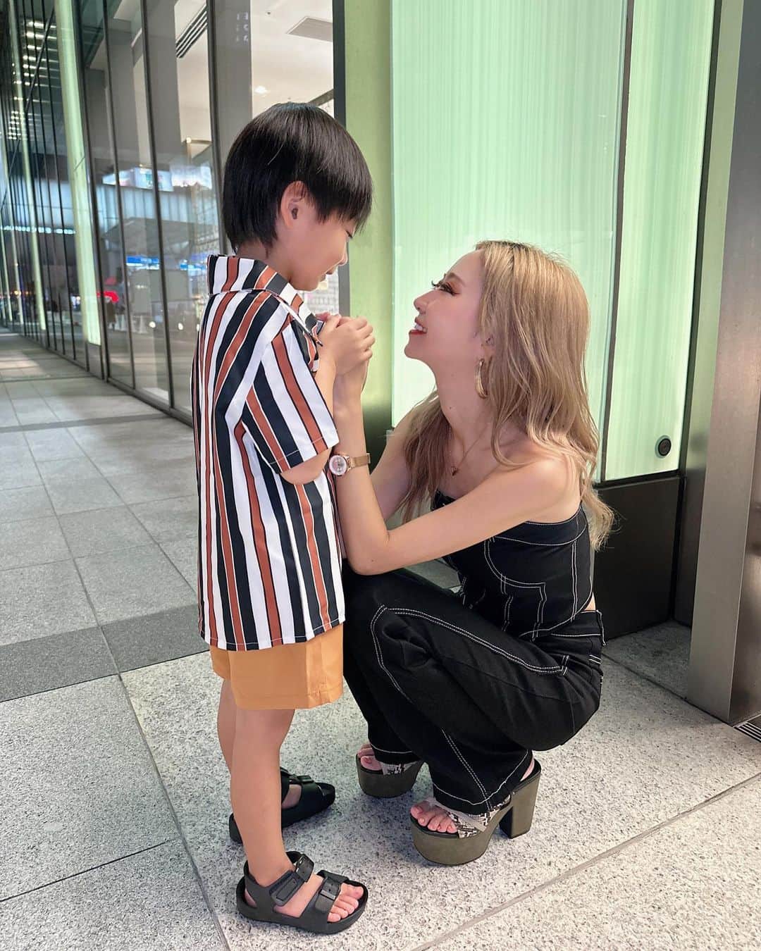 のインスタグラム：「. . . . 『愛してるよ』って言葉にして ちゃんと伝える事が大切🌼𓂃 𓈒𓏸 . 思ってるだけじゃ伝えてないのと同じ🌿 子供にだけ言える事ではなくて 大切な人にも同じだよ😌🤝🏻🫧 . . #親子#ギャル#ギャルママ#男の子ママ#ママコーデ」