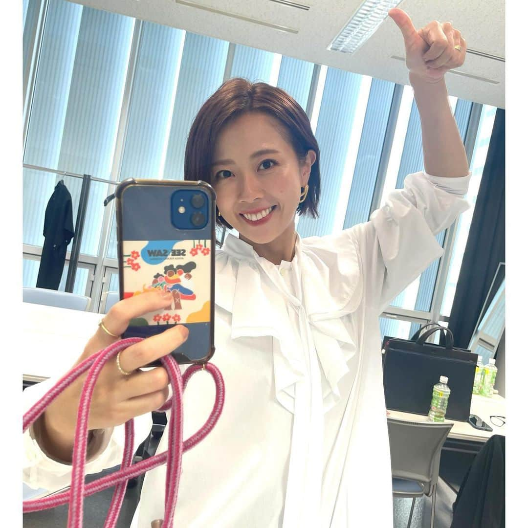 大和田美帆さんのインスタグラム写真 - (大和田美帆Instagram)「. 昨日は講演で岩手の盛岡に行ってきました。  小学校の修学旅行で訪れたり 宮沢賢治の妹トシ役を2回やらせていただいてることもあり 岩手でお話しできてとても嬉しかったです。  一期一会とはこのこと。  前回、 初めて講演した横浜パシフィコの講演会をお聞きになった、保健関連のある会の藤倉会長(3枚目)が 熱い想いでオファーしてくださいまして。  こうやって一つ一つ点が繋がっていくんだなと感動しました。  私が #講演会 で何をお話しするかというと 主に　#こどもホスピス　のことなのですが  それを知るきっかけをお話しするのに、 母の話は避けて通れず。  私が母の死から学んだことや、 今やってる活動のことなどに重ねて 絵本の朗読もさせていただきました。 約１時間、 会場の皆様メモを取ったりして真剣に聞いてくださり、 本当に嬉しかったです。  お招きいただき、感謝です。  小学生のときは、おしゃべりが止まらなかったり、声が大きかったりして何度も廊下に立たされていましたが、 今はなんと、大きな声で、言葉を伝える仕事についている。笑  小学校の先生が見たら驚くだろうなぁ^_^  舞台も講演も、、、 一時は欠点だと思っていた個性を活かせるお仕事につけて本当に幸せです。感謝。  娘が待ってたので日帰り盛岡。 いつか旅行でまた訪れたいです。」10月19日 22時04分 - miho_ohwada