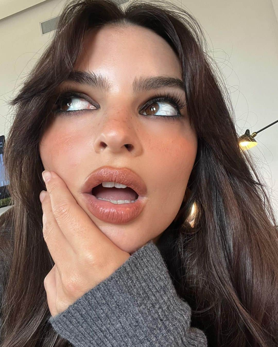 エミリー・ラタコウスキーさんのインスタグラム写真 - (エミリー・ラタコウスキーInstagram)「work from bed」10月19日 22時06分 - emrata