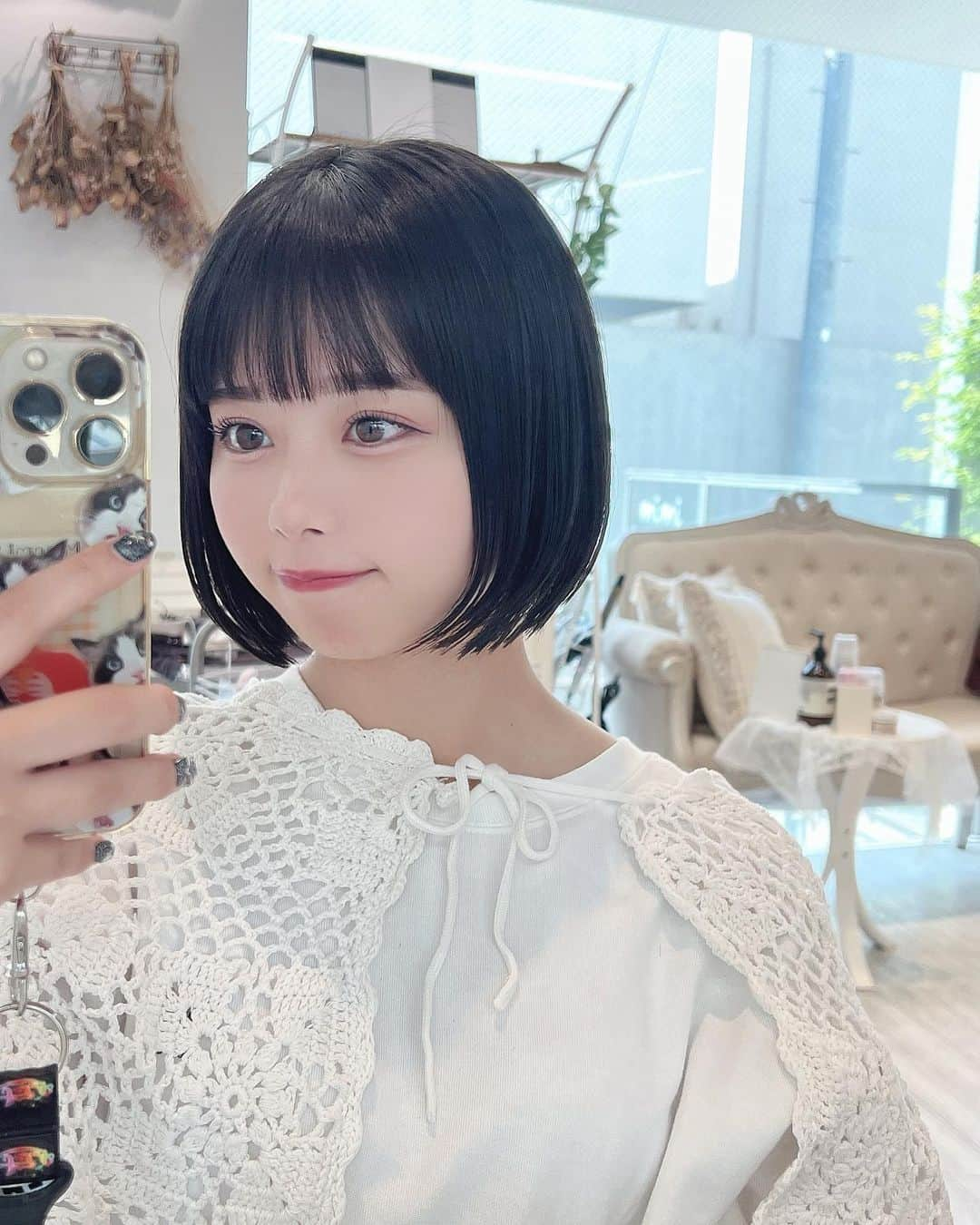 峰島こまきのインスタグラム：「ボブになりました✂️❤︎  この長さは四年ぶりくらい、、！  短すぎてだいぶ幼い🫣  ボブ楽しみます〜〜  @hrhk__hrhk さんありがとうございました🫰🏻」