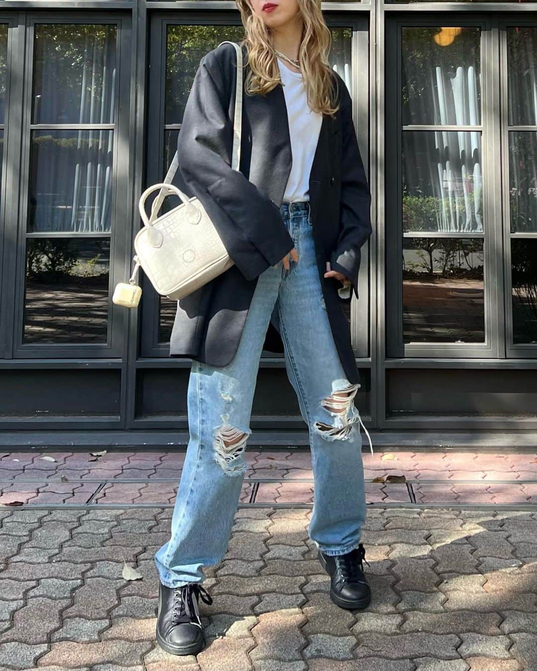 miriishiiさんのインスタグラム写真 - (miriishiiInstagram)「🍂 ⁡ jacket : used @etretokyo  T-shirt : @hanes  denim : #levis501 @levis  shoulder bag : @_edt_official  shoes : used @adidasoriginals @garden730  sunglasses : vintage @gucci @aura_paris_vintage  ⁡ 1年で1番好きな季節は秋なのですが、 本当に一瞬で終わってしまうので いつも以上に毎日大切に生きていきたいと思います！ (唐突な宣言)   ちなみにカーディガン感覚で使える 柔らかいジャケット、非常に重宝。 この秋こればっか着てる。笑  ⁡ ⁡ ⁡ #miriishii #fitcheck」10月19日 22時10分 - miriishii
