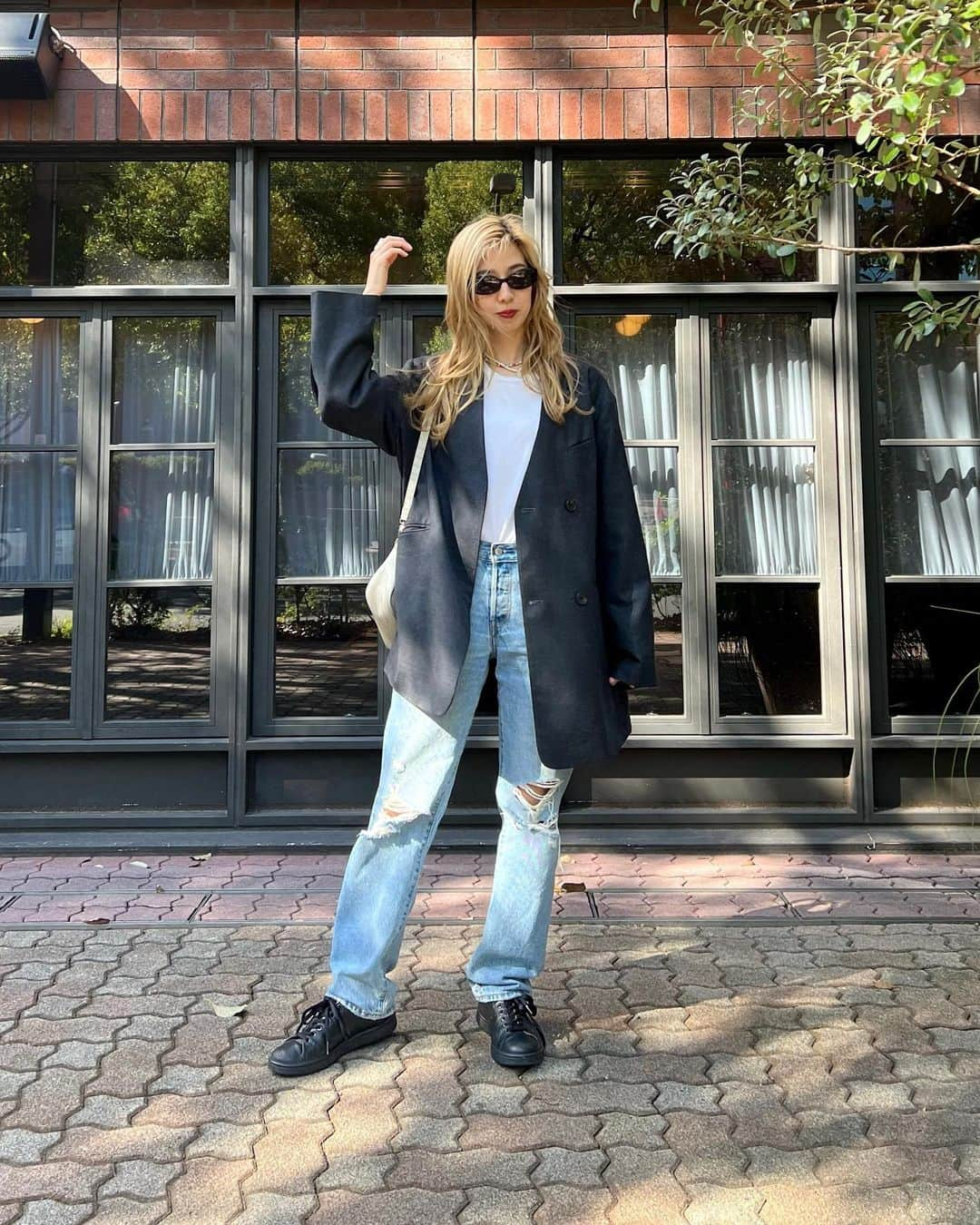 miriishiiのインスタグラム：「🍂 ⁡ jacket : used @etretokyo  T-shirt : @hanes  denim : #levis501 @levis  shoulder bag : @_edt_official  shoes : used @adidasoriginals @garden730  sunglasses : vintage @gucci @aura_paris_vintage  ⁡ 1年で1番好きな季節は秋なのですが、 本当に一瞬で終わってしまうので いつも以上に毎日大切に生きていきたいと思います！ (唐突な宣言)   ちなみにカーディガン感覚で使える 柔らかいジャケット、非常に重宝。 この秋こればっか着てる。笑  ⁡ ⁡ ⁡ #miriishii #fitcheck」