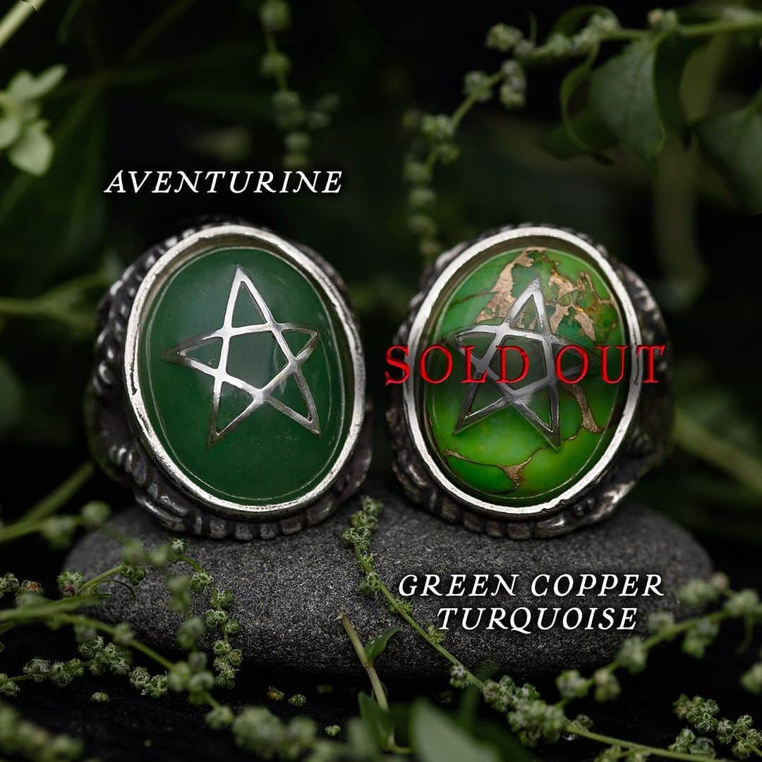 アレックスストリーターのインスタグラム：「Thank you to everyone reaching out about the Green Copper Turquoise - unfortunately it is indeed sold out but here’s a little hint…  We’ve got a feeling you’ll be very pleasantly surprised when we release the next chapter of the elements story next week 😈 Stay tuned…  #AlexStreeter #AngelHeartRing #pentagramring」