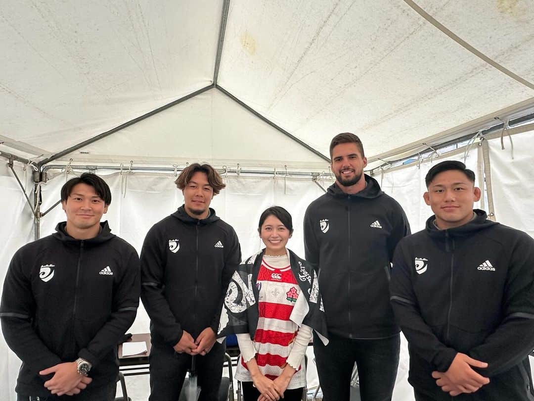 浅野杏奈のインスタグラム：「自由が丘 女神まつり✨  リコーブラックラムズ東京スペシャルステージのMCをさせて頂きました🐏♥︎︎  雨の中いらして下さった皆様、ありがとうございました！  #リコーブラックラムズ東京 #リーグワン」