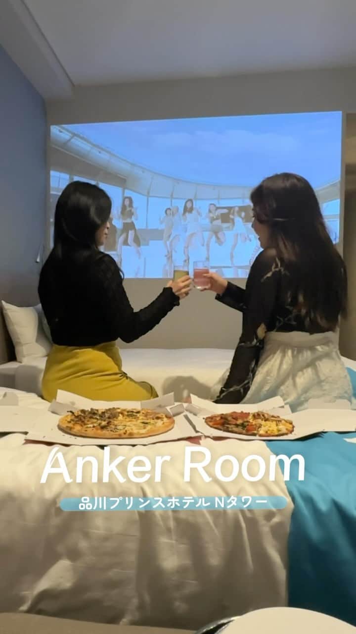 のインスタグラム：「\ Anker Room /  📍品川プリンスホテル Nタワー @shinagawaprincehotel  今年10周年の品プリ Nタワー🏨 Ankerとのコラボルームが登場したよ！  お部屋にあるAnker製品 ✔︎モバイルプロジェクター「Nebula Capsule 3 Laser」 ✔︎ポータブルHi-Fiスピーカー「Soundcore Motion X600」 ✔︎マグネット式ワイヤレス充電ステーション「Anker 637 Magnetic Charging Station (MagGo)」  プロジェクターで壁に写して大きなスクリーンで ライブ映像とかNetflixとかが楽しめるよー😍 推し活にぴったりだよね✨  私たちは好きなアイドルのライブ映像見たり Netflixで年愛リアリティーショー見たり 大満喫しちゃいました😉💐  さらにビジネスラウンジも利用できて、 ドリンクが飲めたり、無料朝食もついてたり 大満足でした🤍  品川駅でアクセスも便利だから 私は泊まる当日も次の日も仕事だったけど ホテルステイ楽しめちゃいました🫶  ぜひぜひいってみてねん💐 ┈┈┈┈┈┈┈┈┈♡ #PR @shinagawaprincehotel #AnkerRoom #品川プリンスホテル #shinagawaprincehotel #品プリ #Nタワー #Anker #推し活 #shinagawa #アンカー」