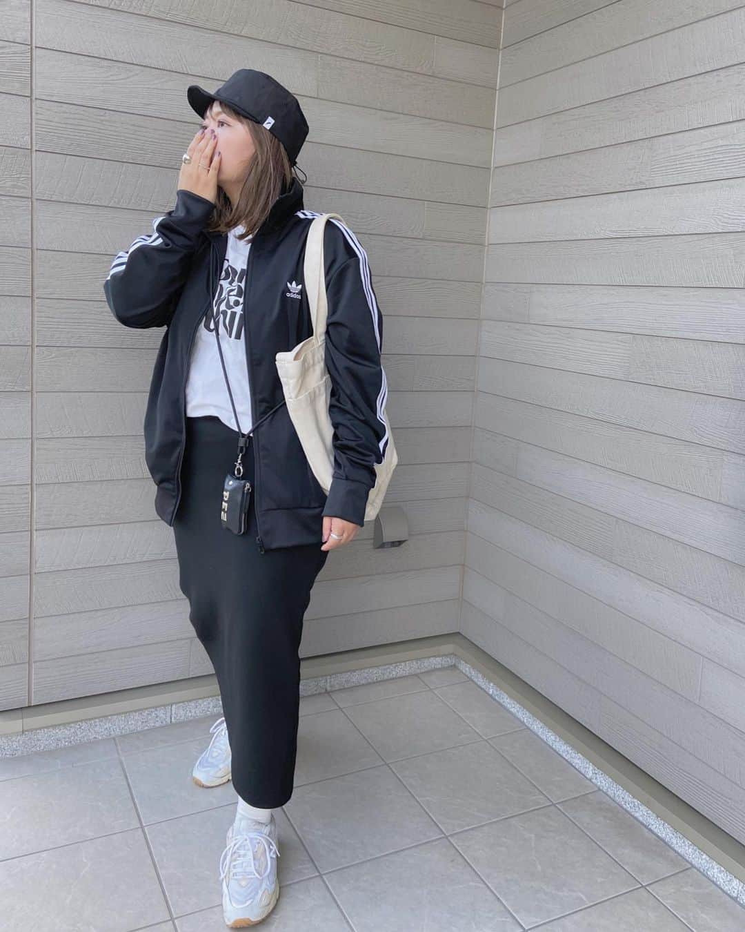 mmmaaakkkiiikkkoooのインスタグラム：「🧢#PR デイリーにもアウトドアにも活躍する  @nakota_official ワークキャップ⭐️  コンパクトで50g以下ととっても軽量💛 軽撥水性も兼ね備えた機能キャップ😊  街でもかっこよくオシャレに被れるデザイン、シルエットで男女共に大人気✨✨  後ろのヒモでサイズ調整も◎ 強風の日でも安心なオリジナルの顎紐を付き😊  詳しくはストーリーからチェックしてみて下さい🏷️ . . . .  cap/ @nakota_official  tops/ @adidasoriginals  skirt/ @grshimamura  shoes/ @newbalance  . . . .  #nakota#ナコタ#ワークキャップ#帽子#ママコーデ#ママファッション#大人カジュアル#カジュアルコーデ#シンプルコーデ#モノトーンコーデ#ootd#outfit#locari#partegram #プチプラコーデ#40代コーデ#30代コーデ#大人女子#インスタ映え#韓国ファッション#レディースファッション#プチプラ#プチプラファッション#大人女子#ミリタリーコーデ #レーススカート#ロングスカート」