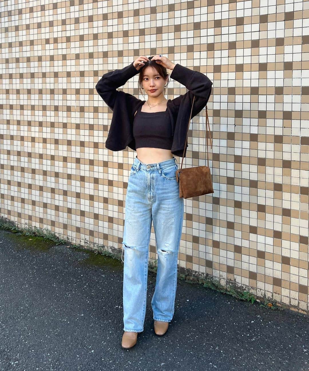 猪鼻ちひろのインスタグラム：「今年もだいすき @sadamayumi さんの @neemee_official のニット🥺🤎🧶 着心地の良いものは毎年着たくなる。  この形の @therow のバッグは 3色持っているくらい好き。  @needbyheritage のこのデニムも 好きすぎて説明不用！ サイズ直したからもう更に最高😀👏 (YouTubeにもInstagramにも載せすぎのやつ〜) #ちひろのお洋服 #150cm #きょう更新多いね波ありごめん🥺」
