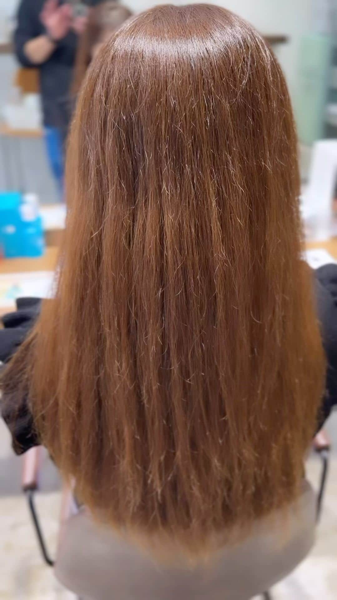森 亜伊希のインスタグラム：「personal treatment ⁡ ⁡ SUBLIMIC treatment ⁡ ⁡ サブリミック髪質改善 ⁡ ⁡ 業界No. 1の髪質改善システム ⁡ ⁡ 一人一人に合わせて調合して組み合わせるノーリスクハイリターンの安心安全トリートメント ⁡ カラーリングや縮毛矯正との同日施術も可能です。 ⁡ ご予約はプロフィールのURLにてお願いします。 ⁡ 日曜日、月曜日は川崎店 水曜日〜土曜日は横浜店に出勤してます。 ⁡ 土日はご予約埋まりやすいのでお早めに🙏 ⁡ ⁡ #サブリミック髪質改善 ⁡ 今最も完成された髪質改善トリートメント 酸熱トリートメントのデメリットを克服し、一人一人に合わせた施術ができるシステム。 ⁡ 他で髪質改善をすでに体験した事あるお客様でも感動して頂いてます。 ⁡ ※トリートメントは同じ物でも付け方、流し方で全然違います。日本一サブリミック髪質改善にこだわっているサロンで施術しませんか？ ⁡ ⁡ #悩み改善カット ⁡ ＊カットで癖がおさまる ＊セットが楽になる ＊寝癖がつかなくなる ＊髪に艶がでる ⁡ 40代以降の髪質に悩みを抱えるお客様から絶大な信頼を得てます。 実はトリートメントよりも重要なとこ。 最近どこ行ってもカット決まらないってお客様は是非ご相談ください ⁡ ⁡ トレンドカラーや縮毛矯正も得意です。 10年以上今も業界のトップでセミナーをしたりもしてます 安心してお任せください！ ⁡ ⁡ MENU↓ ⁡ カット7200円 カラー、パーマ7900円〜 トリートメント4400円〜 髪質改善10000円 縮毛矯正16700円 ⁡ ご新規様 ⁡ カットカラー9900円〜 カット髪質改善11000円 ⁡ 当日のメニュー変更も可能です。 ネットからのご予約は相談メニューもありますのでメニュー決まってない方はそちらでご予約お願いします。 ⁡ ⁡ SerA by U-REALM ⁡ 221-0835 神奈川県横浜市神奈川区鶴屋町3-35-11 西東ビルA101 045-534-3359 ⁡ 横浜駅徒歩8分 ジョイナス駅地下街南12番出口徒歩2分 ⁡ ⁡ U-REALM kawasaki ⁡ 210-0007 神奈川県川崎市川崎区駅前本町23-2 楠ビル川崎駅前5階 ⁡ 044-223-6684 ⁡ 京急川崎駅徒歩2分 JR川崎駅徒歩8分 ⁡ #横浜髪質改善 #髪質改善横浜  #川崎髪質改善 #髪質改善川崎 #トリートメント　#髪質改善トリートメント ⁡ ⁡」