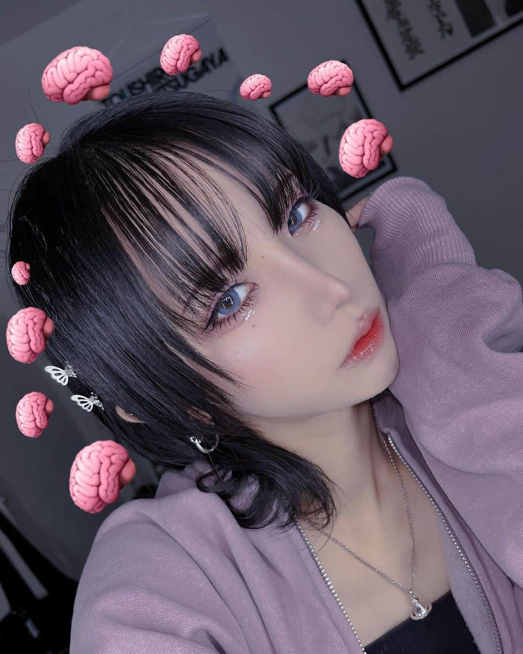 サヤカのインスタグラム：「🧠💭  #me #wolfcut  #makeup #selfie #셀카 #데일리 #일본 #自撮り #ウルフカット #ショートウルフ」
