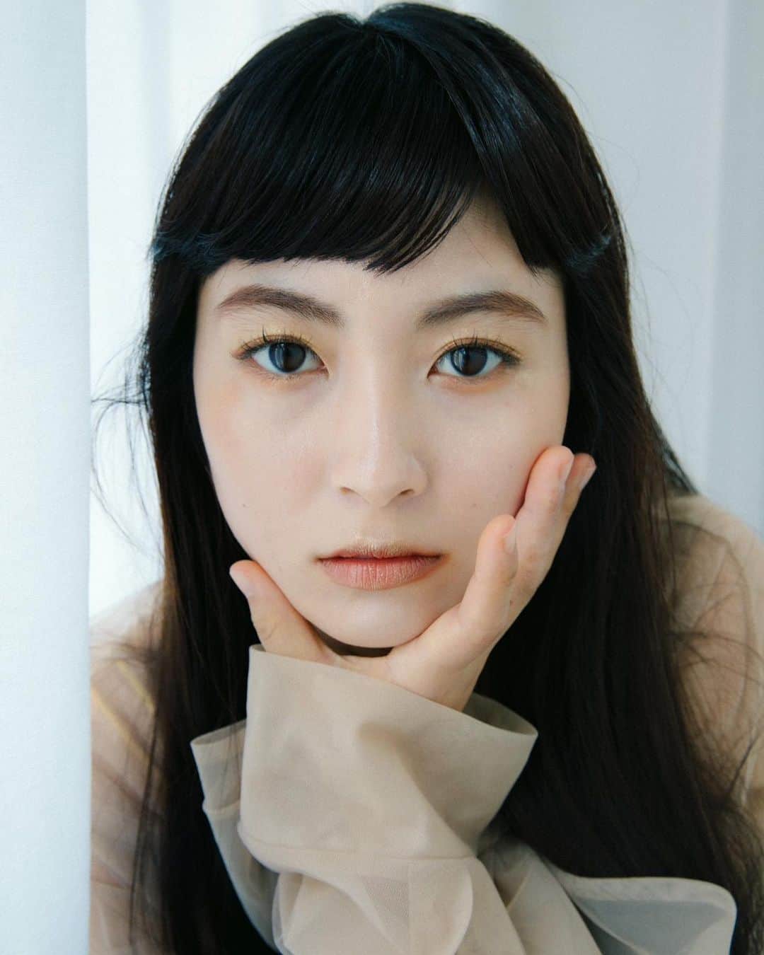 寺沢美玲のインスタグラム：「とびきり素敵な撮影に参加できてとっても嬉しいです🌷 ありがとうございました！  お気に入りな写真がたくさん。たくさん。 たくさん載せます！！  photographer/ @yoshitakehamanaka  hair/ @krr_2000  make/ @yutoo.hair」