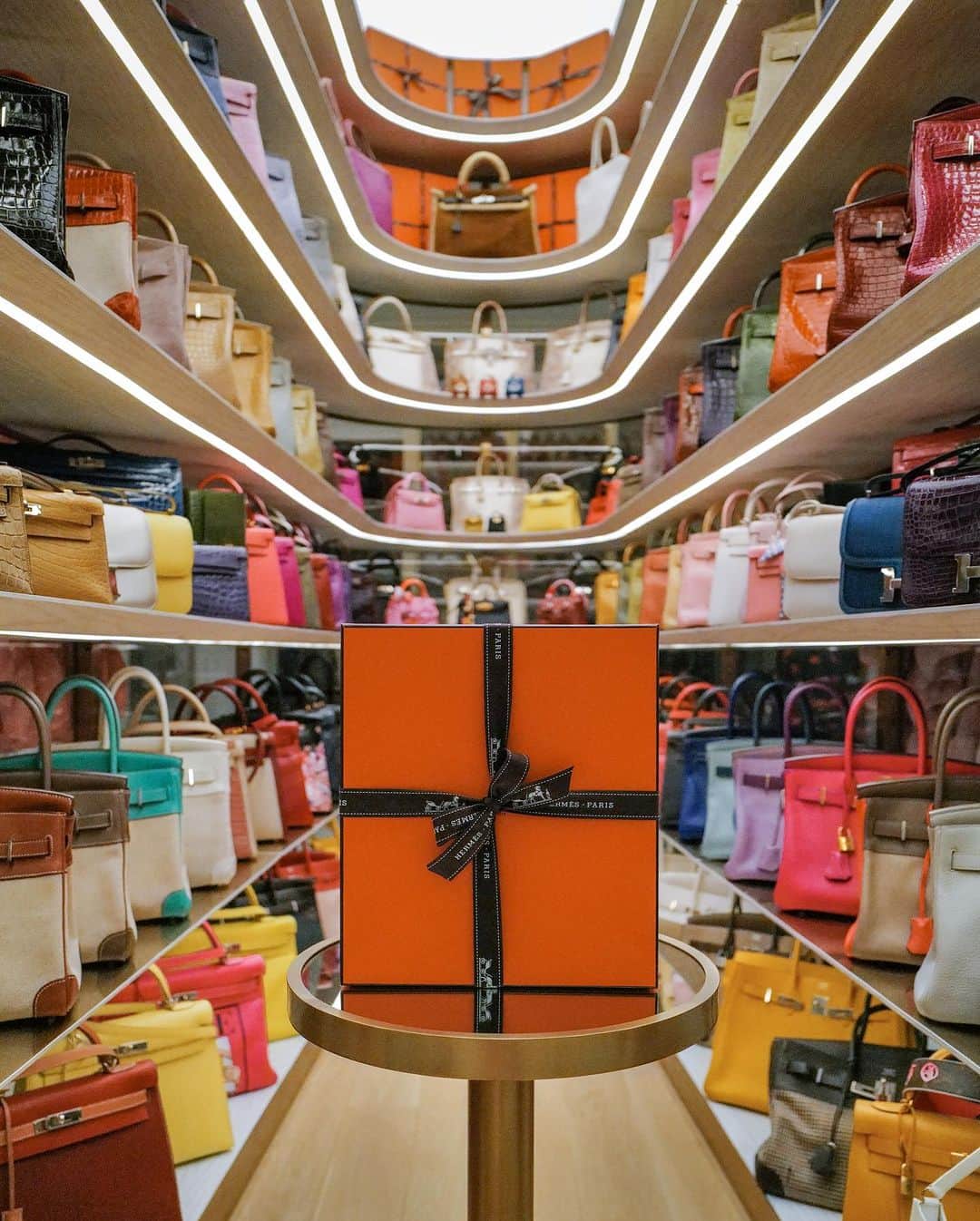ジェイミー・チュアのインスタグラム：「We all love an orange box moment. Watch this space for a full reveal soon!」