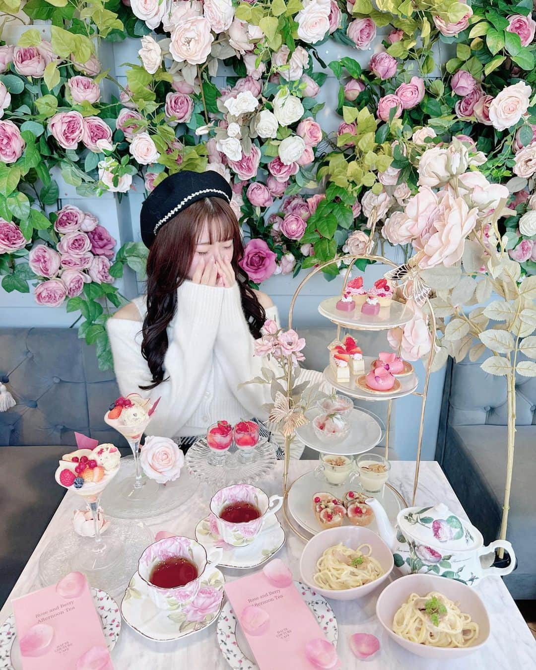 諸星みゆのインスタグラム：「🌸 ⁡ 大好きなHAUTE COUTURE CAFE へ✨️ ⁡ 毎回素敵な空間すぎて行くのが楽しみな アフタヌーンティー🌸 ⁡ 予約とるの大変だから行けて嬉しかった〜💗 まいたん、ありがとう🤍 @nimotanpink 💗 ⁡ ┈┈┈┈┈┈┈┈┈┈┈┈┈┈┈┈┈┈┈┈ ⁡ 🌸 HAUTE COUTURE CAFE    @hautecouturecafe_official  ⁡ 📍 東京都目黒区青葉台1-16-9   サクラガーデンイースト2F ⁡ ⏰ 11:00～20:30(20:00LO) ⁡ ☎️ 050-5872-7271  ※ご予約はインターネットのみで受付 ⁡ ┈┈┈┈┈┈┈┈┈┈┈┈┈┈┈┈┈┈┈┈ ⁡ #hautecouturecafe #オートクチュールカフェ #アフタヌーンティー #アフタヌーンティー東京 #都内カフェ #中目黒カフェ #中目黒ランチ #アフタヌーンティー巡り #映えカフェ #フラワーカフェ」