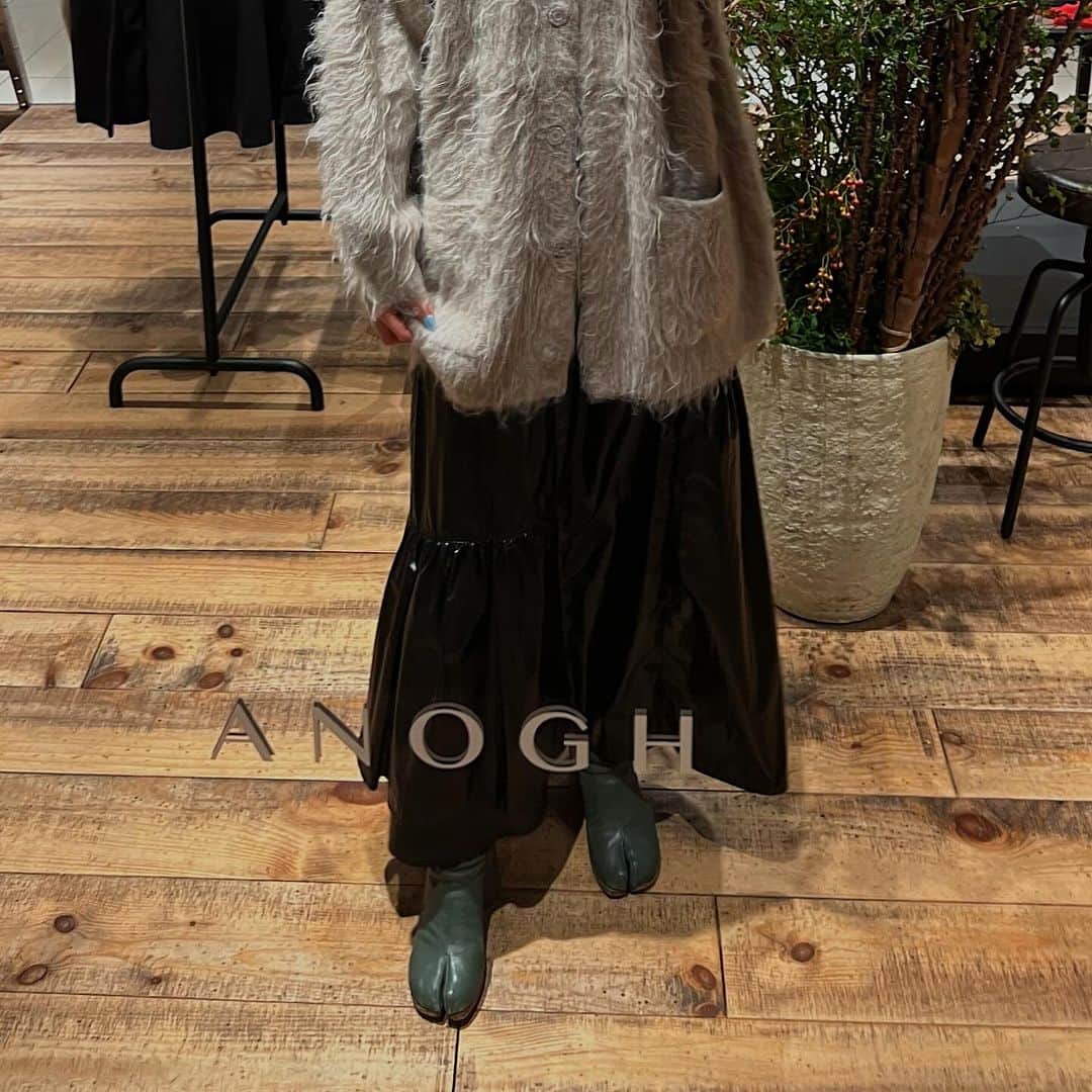 のインスタグラム：「お手伝いさせて頂いている @anogh_official のpop up 可愛い商品が沢山でとてもきゅんきゅんしております🫶 私の推しはこのニットガーデ🤭  私は明日で最後ですが24日まで伊勢丹新宿2Fで行ってます☺️ ぜひお待ちしてます🐶🌼」