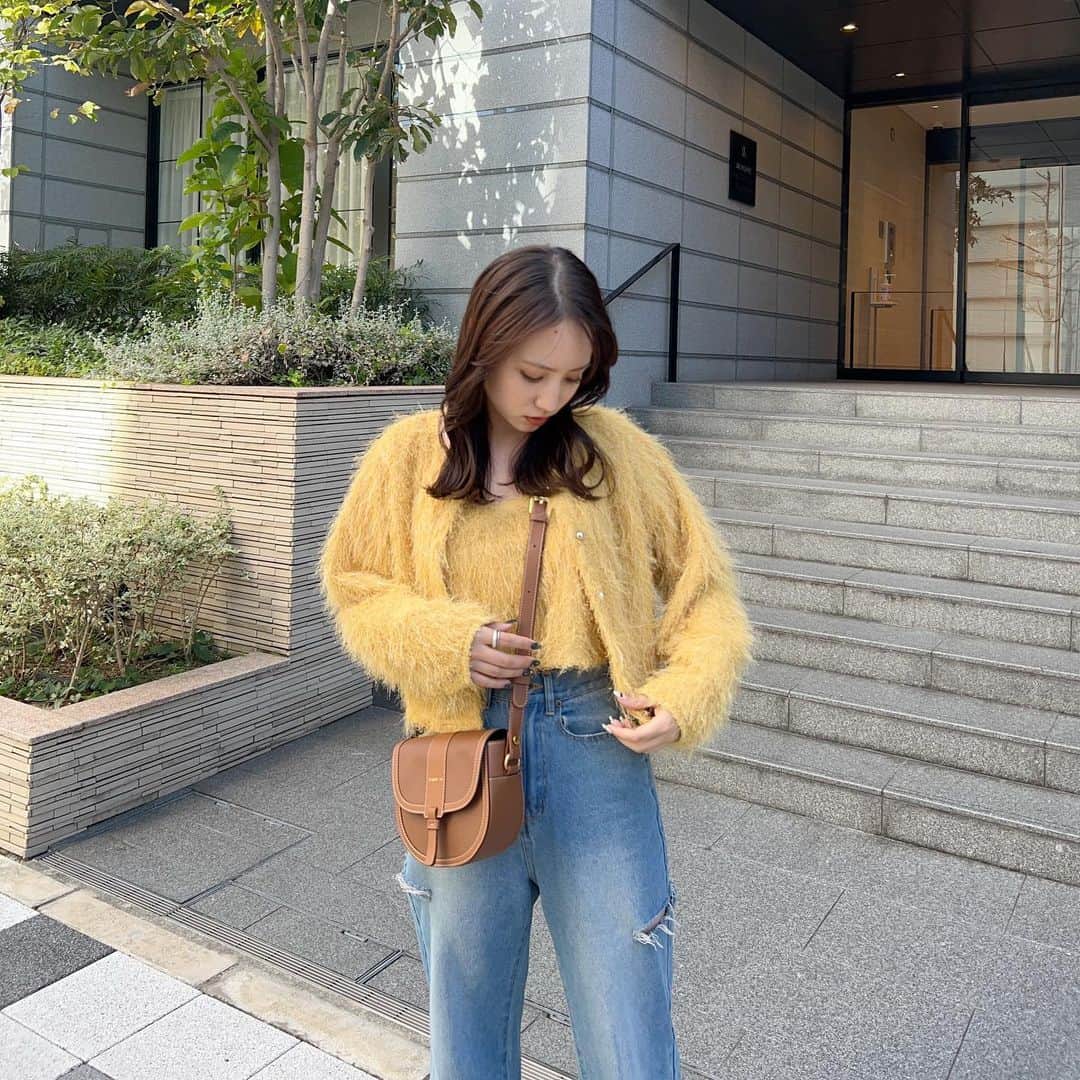moe yamamotoのインスタグラム：「🧡 ⁡ 💛💛💛 ⁡最近ガチ買いしすぎ！！ かわいいアイテムおおすぎー♡ @kobe_lettuce  ⁡ ⁡ #イエベ秋 #骨格ストレート #骨格ウェーブ #骨格ストレートコーデ #骨格ストレートコーデ #オールインワンコーデ #デニムコーデ #イエロー   え、こんなんできるすげ笑笑」