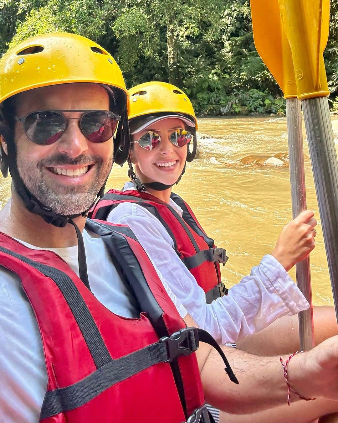 カロリーネ・セリコのインスタグラム：「Ubud | o check in de hotel mais incrível que já conheci, uma experiência de atividade divertida e inesquecível, descemos uma hora de rio fazendo rafting até chegar no hotel. Também super tranquilo para fazer com toda a família! Amamos @fsbali 🤍  #CaCelicoViagem」