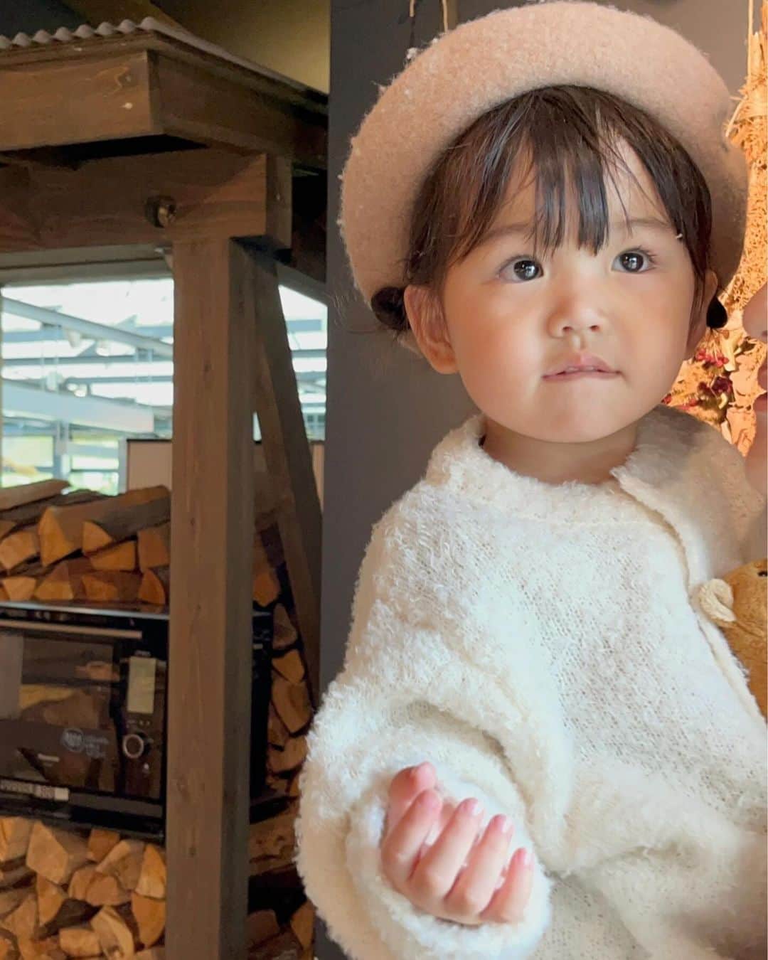 はやめいのインスタグラム：「. かわいい空間 ❁¨̮   彼に抱っこしてもらうのが大好きです 💭  だんだん重たくなってきたので 本当に助かっています🫶🏻🥲  #こども #こどものいる生活#シングルマザー#シンママ#シンママライフ#こどものいる暮らし#むふめふく #ベレー帽#淡色#淡色コーデ」