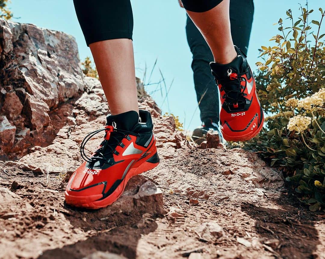 Reebokさんのインスタグラム写真 - (ReebokInstagram)「Reebok x Spyder - Where city energy meets mountain-ready functionality. Introducing a dynamic collaboration with a fusion of style and performance that empowers your adventures. Available now on Reebok.com and Spyder.com 🏔️」10月19日 22時21分 - reebok