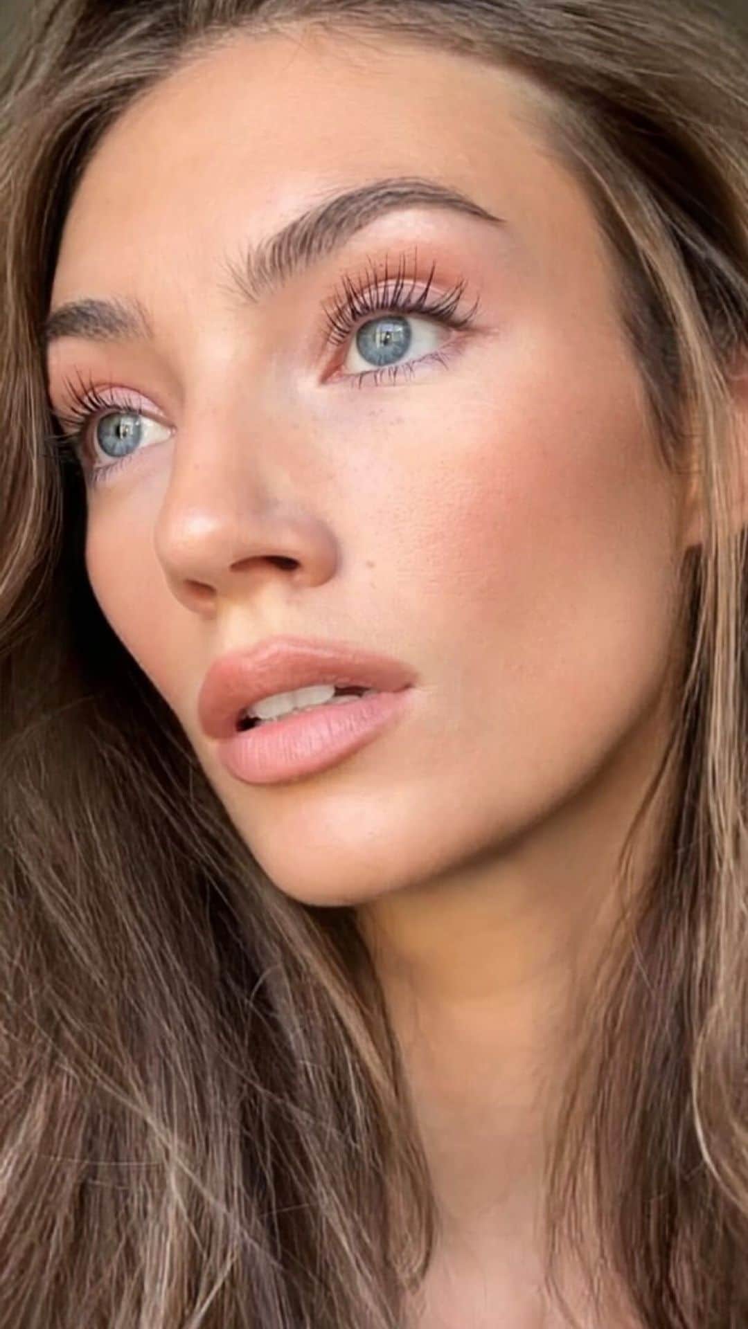 ロレーナ・ラエのインスタグラム：「ANZEIGE I My job requires me getting my make up done almost every other day, which is why I appreciate a make up product made for sensitive skin containing nourishing ingredients. @hmbeauty is refreshing it’s complete beauty category starting with 4 newly formulated mascaras, each with different characteristics 🩶 which look is your favorite?  #MakeUpStories #HMBeauty」