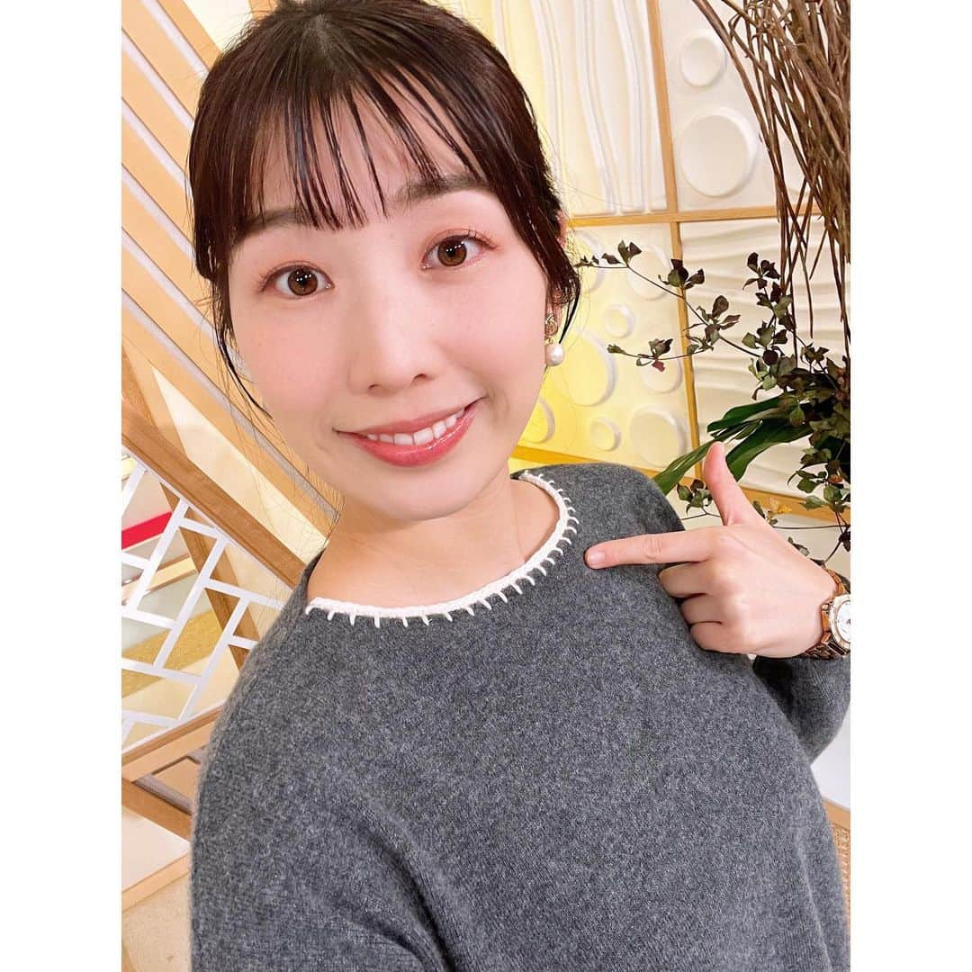 小林美沙希のインスタグラム：「． 今日の衣装は 襟にポイントが🫶 ． ３枚目はなんだか間抜けな顔の 自撮りです🤣 ． #沖縄#Okinawa #沖縄テレビ#ニュース #アナウンサー#小林美沙希 #アナウンサーコーデ #アナウンサー衣装#衣装 #ファッション#fashion #衣装協力」