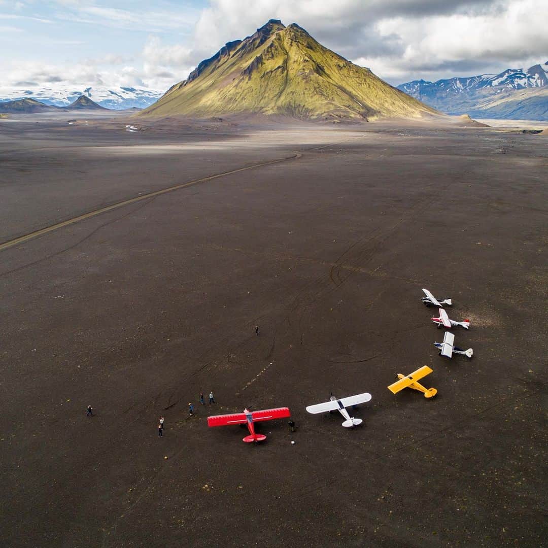 クリス・バーカードのインスタグラム：「Iceland 1-Day Photography Workshops are right around the corner - coming November 18th & December 16th. Slots are filling up quick but a there are a few still open ! It’s a packed 8 hours of information covering topics like building your brand through social media, developing your niche, shooting for magazines, brands, and clients, working with light / photo theory, and tons more. Can’t wait to see everyone there… bring your all of your best questions & a pad for notes.   More info & Registration at the link in my bio」