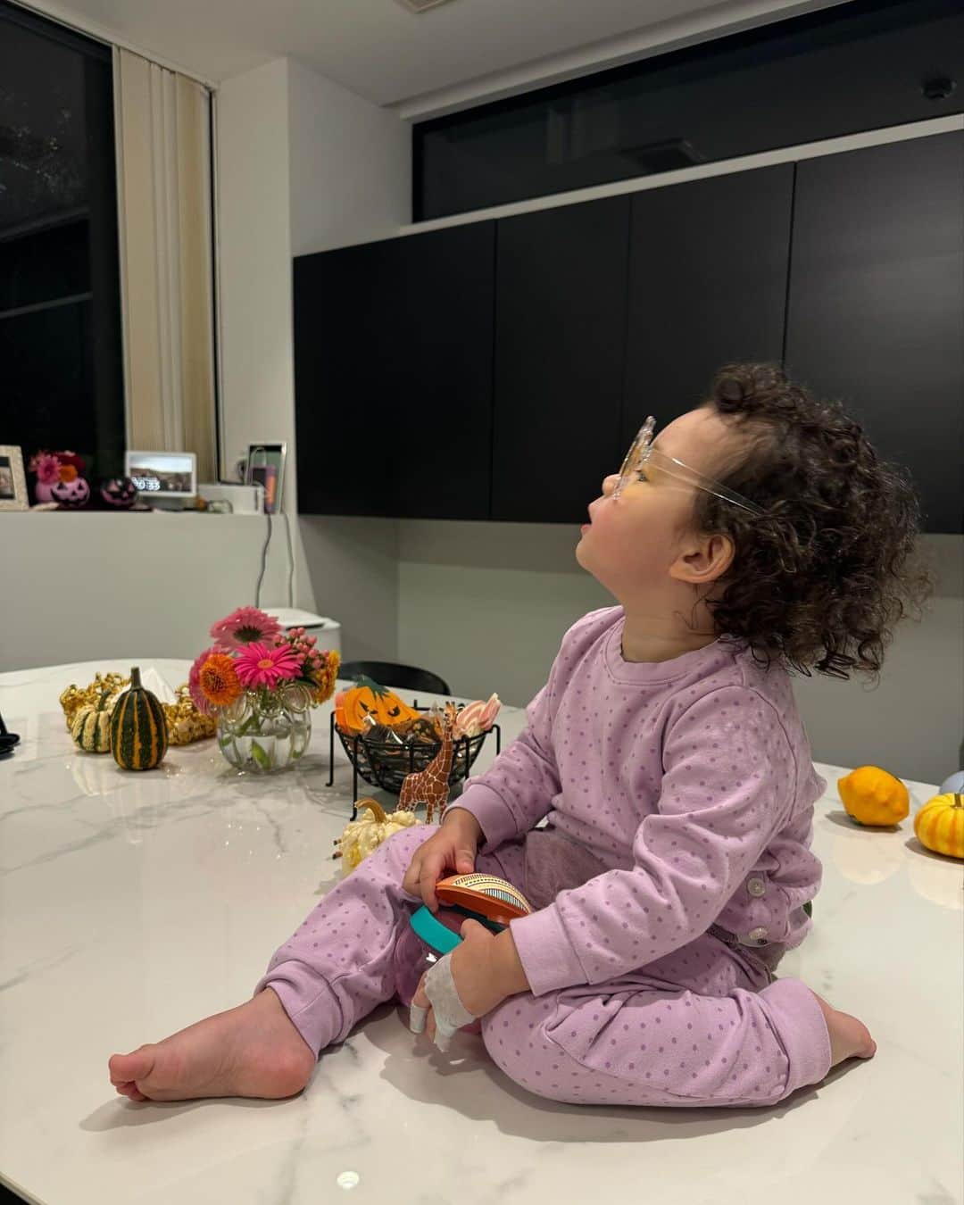 堀口ミイナさんのインスタグラム写真 - (堀口ミイナInstagram)「1歳もあと1か月ちょっと。 毎日忙しくて楽しくて可愛いくて。 最近はABCの歌が歌えるようになり、 アルファベットをみつけると反応するんだけど、 こないだGUCCIの巨大ロゴをみて『ABC!!!』と 言ってて可愛いかった😍🖤 そうだよね、ABCだよね。ほんとそうだわ。 万椰ちゃんの『えびしッ‼︎』ママ忘れないよ🎥 最後2枚はお風呂上がりの世梛たろうと ママのコーヒーブレイクです笑　どうでもいいw」10月19日 22時29分 - mina_mina_miiina