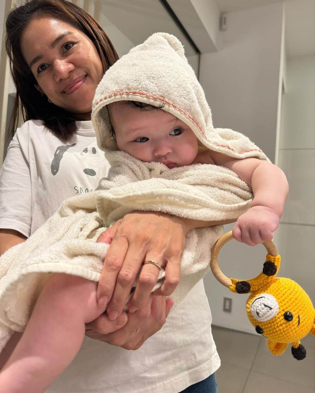 堀口ミイナさんのインスタグラム写真 - (堀口ミイナInstagram)「1歳もあと1か月ちょっと。 毎日忙しくて楽しくて可愛いくて。 最近はABCの歌が歌えるようになり、 アルファベットをみつけると反応するんだけど、 こないだGUCCIの巨大ロゴをみて『ABC!!!』と 言ってて可愛いかった😍🖤 そうだよね、ABCだよね。ほんとそうだわ。 万椰ちゃんの『えびしッ‼︎』ママ忘れないよ🎥 最後2枚はお風呂上がりの世梛たろうと ママのコーヒーブレイクです笑　どうでもいいw」10月19日 22時29分 - mina_mina_miiina