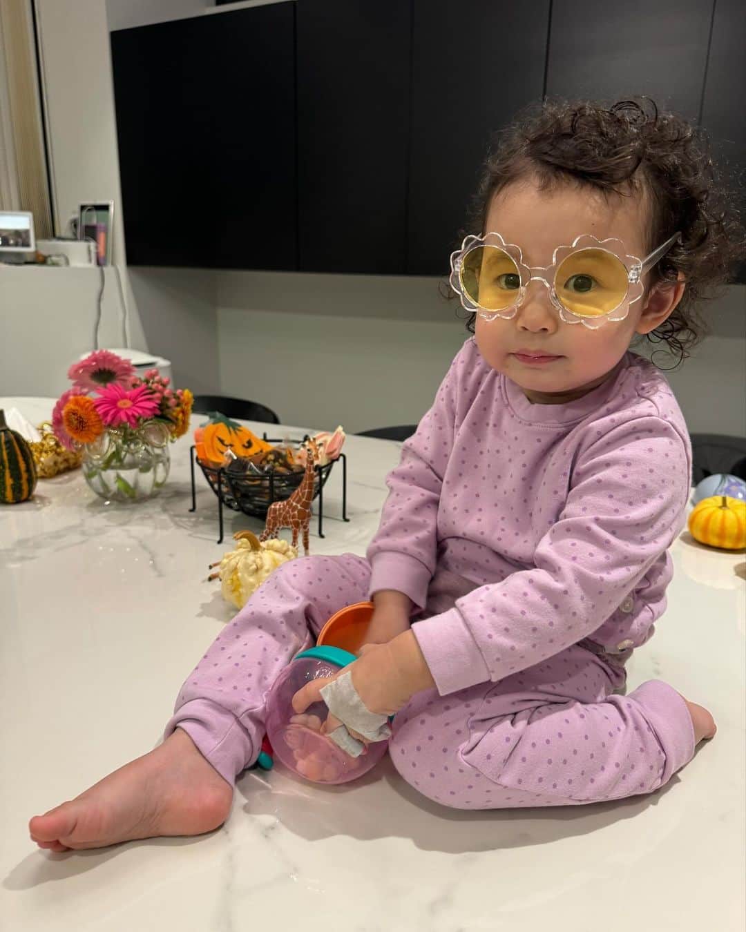 堀口ミイナさんのインスタグラム写真 - (堀口ミイナInstagram)「1歳もあと1か月ちょっと。 毎日忙しくて楽しくて可愛いくて。 最近はABCの歌が歌えるようになり、 アルファベットをみつけると反応するんだけど、 こないだGUCCIの巨大ロゴをみて『ABC!!!』と 言ってて可愛いかった😍🖤 そうだよね、ABCだよね。ほんとそうだわ。 万椰ちゃんの『えびしッ‼︎』ママ忘れないよ🎥 最後2枚はお風呂上がりの世梛たろうと ママのコーヒーブレイクです笑　どうでもいいw」10月19日 22時29分 - mina_mina_miiina