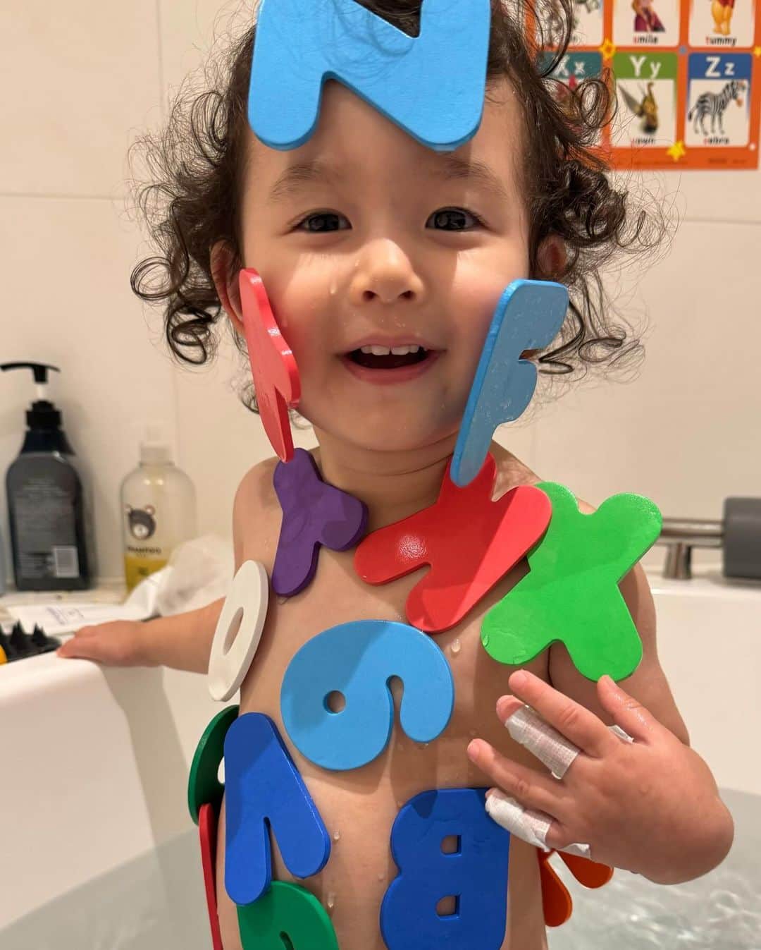 堀口ミイナさんのインスタグラム写真 - (堀口ミイナInstagram)「1歳もあと1か月ちょっと。 毎日忙しくて楽しくて可愛いくて。 最近はABCの歌が歌えるようになり、 アルファベットをみつけると反応するんだけど、 こないだGUCCIの巨大ロゴをみて『ABC!!!』と 言ってて可愛いかった😍🖤 そうだよね、ABCだよね。ほんとそうだわ。 万椰ちゃんの『えびしッ‼︎』ママ忘れないよ🎥 最後2枚はお風呂上がりの世梛たろうと ママのコーヒーブレイクです笑　どうでもいいw」10月19日 22時29分 - mina_mina_miiina