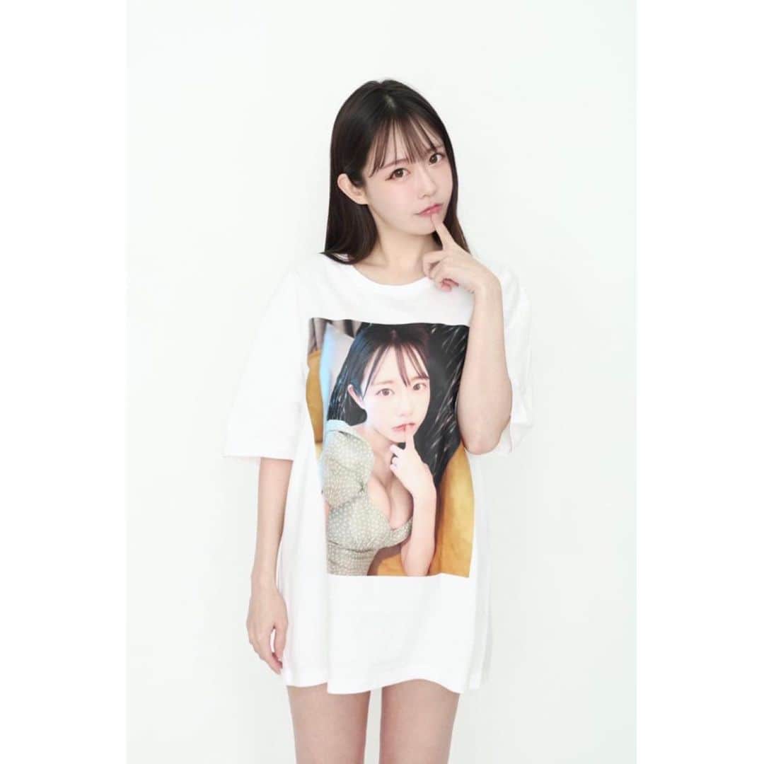 小泉みゆきのインスタグラム：「控室から出たら、スタッフYさんがこのTシャツをしれっと着て和やかに談笑中。 『えっ！？えっ？うわ、え、なんで？つくったん？？？え、きも！え！？ひーーーー！きもいいいいい』とﾋｰﾋｰ言うてたら『さすが！想像通りの完璧なリアクション！！ありがとうございます！！！』となぜか誇らしげやった テストで印刷してみたらしい。」
