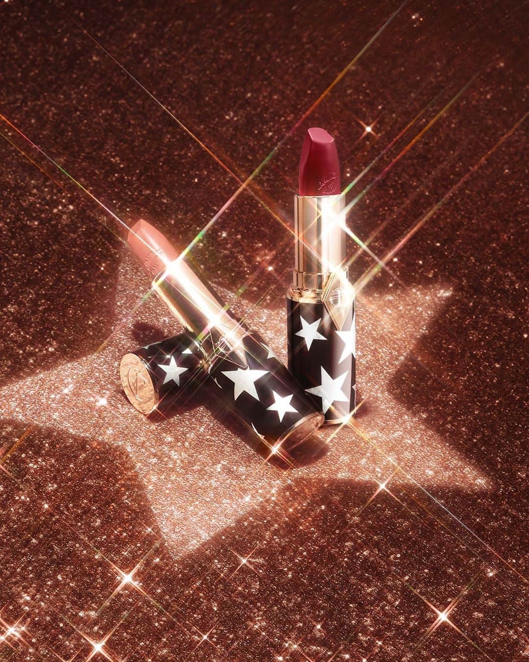 シャーロット・ティルベリーさんのインスタグラム写真 - (シャーロット・ティルベリーInstagram)「🌟FEEL AND LOOK LIKE A STAR WITH NEW! LIMITED-EDITION ROCK LIPS! 🌟   Darlings, my NEW! Limited Collector's Edition Rock Lips lipsticks are the secret to looking and feeling like a STAR this holiday season! 💫 Capturing the STAR POWER of my iconic friend, @eltonjohn, my NEW! Rocket Girl lipstick is the self-contouring, self-lining, PARTY NUDE you've all been asking for, whilst NEW! Ready For Lust taps into the rising #RASPBERRYGIRL TREND with berry-red lips to take you from date to dancefloor! 🪩   Shop NOW! on CharlotteTilbury.com or on my NEW! app 💄  Charlotte Tilbury Beauty is a proud official partner of The Rocket Fund, powered by the Elton John AIDS Foundation. Learn more about the world-changing mission of The Rocket Fund @ejaf now! 💕    #CharlotteTilbury #StepIntoMagic #CharlotteTilburyHoliday」10月19日 22時30分 - charlottetilbury
