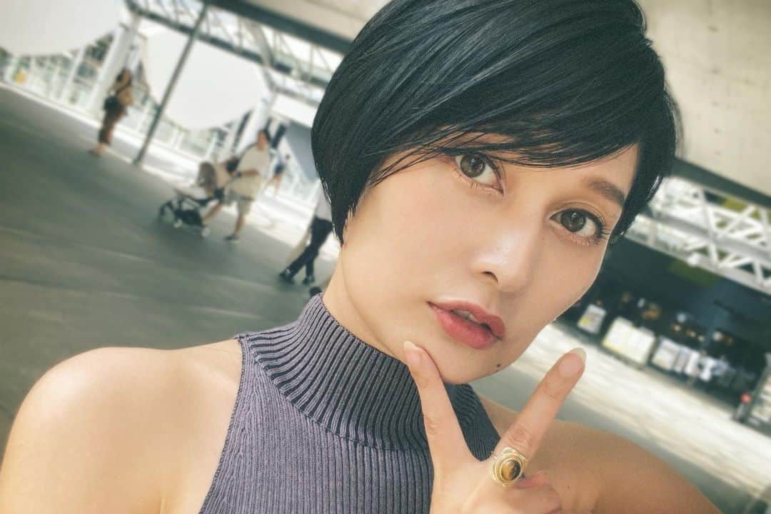 のインスタグラム：「✌️✨  #ピース#笑顔#smile」