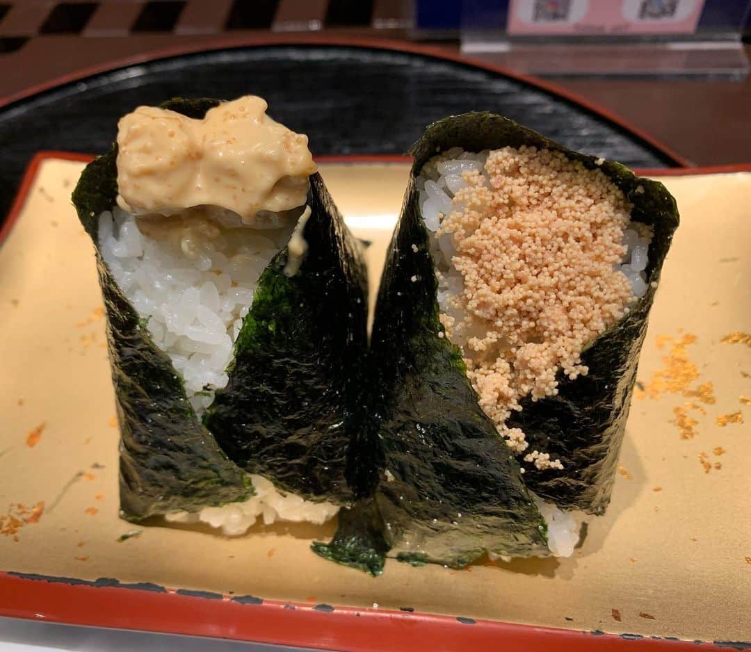 昴生のインスタグラム：「昼飯！！ #家族とランチ！ #おにぎりこんが さん！ #焼きたらこと #明太クリームチーズ！ #うまいー！ #おにぎりの具で一番好きな焼きたらこ！ #クリームチーズと明太子が米と合うなんて！ #それに味噌汁！ #なんと味噌汁おかわりできる！ #おにぎり食べて味噌汁飲んで！ #この行ったり来たり最高！ #みんな新幹線で喫煙所がなくなると大騒ぎしてるけど #僕は品川駅のキヨスクで #焼きたらこのおにぎりがなくなってることに静かに大騒ぎしてる！ #頼むから復活してくれ！ #それが楽しみで新幹線乗る朝がおれにはあんねや！ #東海道新幹線はん！ #焼きたらこお願いします！」