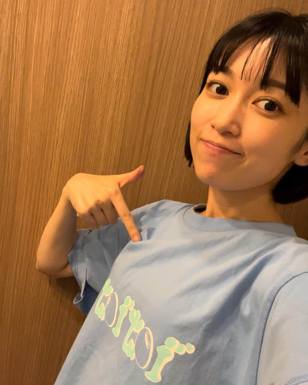 黒沢ともよのインスタグラム：「懐かしの #toitoitoi Tシャツを着て #スライスオブサタデーナイト の稽古稽古な毎日です👕  公式ファンサイト スペシャルエリアtoitoitoiの特別Tシャツなのですが、可愛いよね〜かわいいよね〜  またSpecial areaな感じのグッズ出したいな〜どんなデザインにしようかな〜何色にしようかな🤔🤔🤔  明日も収録とお稽古、全身全霊で頑張るぞ！！歌って踊るミュージカルはほぼ初めてなので新しい発見が毎日ワクワクです✨✨  ミュージカル『 #スライスオブサタデーナイト 』  2023年11月3日（金・祝）～19日（日）東京都 よみうりホール  2023年11月21日（火）～23日（木・祝）大阪府 松下IMPホール  2023年11月28日（火）・29日（水）宮城県 電力ホール  作：ザ・ヘザーブラザーズ 翻訳・訳詞：小田島創志 演出：元吉庸泰 音楽監督：大嶋吾郎 振付：原田薫 出演：　#河下楽 （ #AmBitious ） /  #神里優希 、#一色洋平 、#石川新太 /  #黒沢ともよ 、 #ダンドイ舞莉花 (ダブルキャスト)、 #熊谷彩春 、 #高田夏帆 、 #田野優花 /  #HideboH /  #川平慈英 /  #伊藤広祥 、#黒田陸 、#山口ルツコ 、 #深瀬友梨 、 #齋藤千夏 、 #秋野祐香」