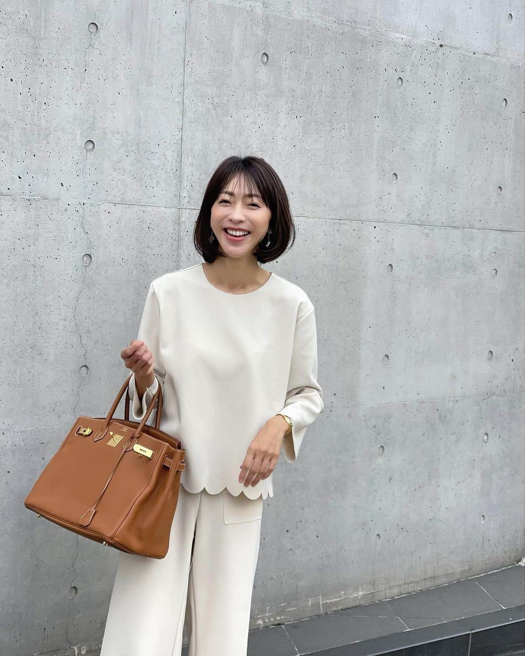 木本泉のインスタグラム：「- 夕方からお友達とひたすらお喋り❤️ 笑うとやっぱり元気になるね🕊️  楽しすぎました😍  お家で寛がせていただいて、、、そんな時は楽ちん上下で👌  本日発売中です🌼 @fleuraccesories」