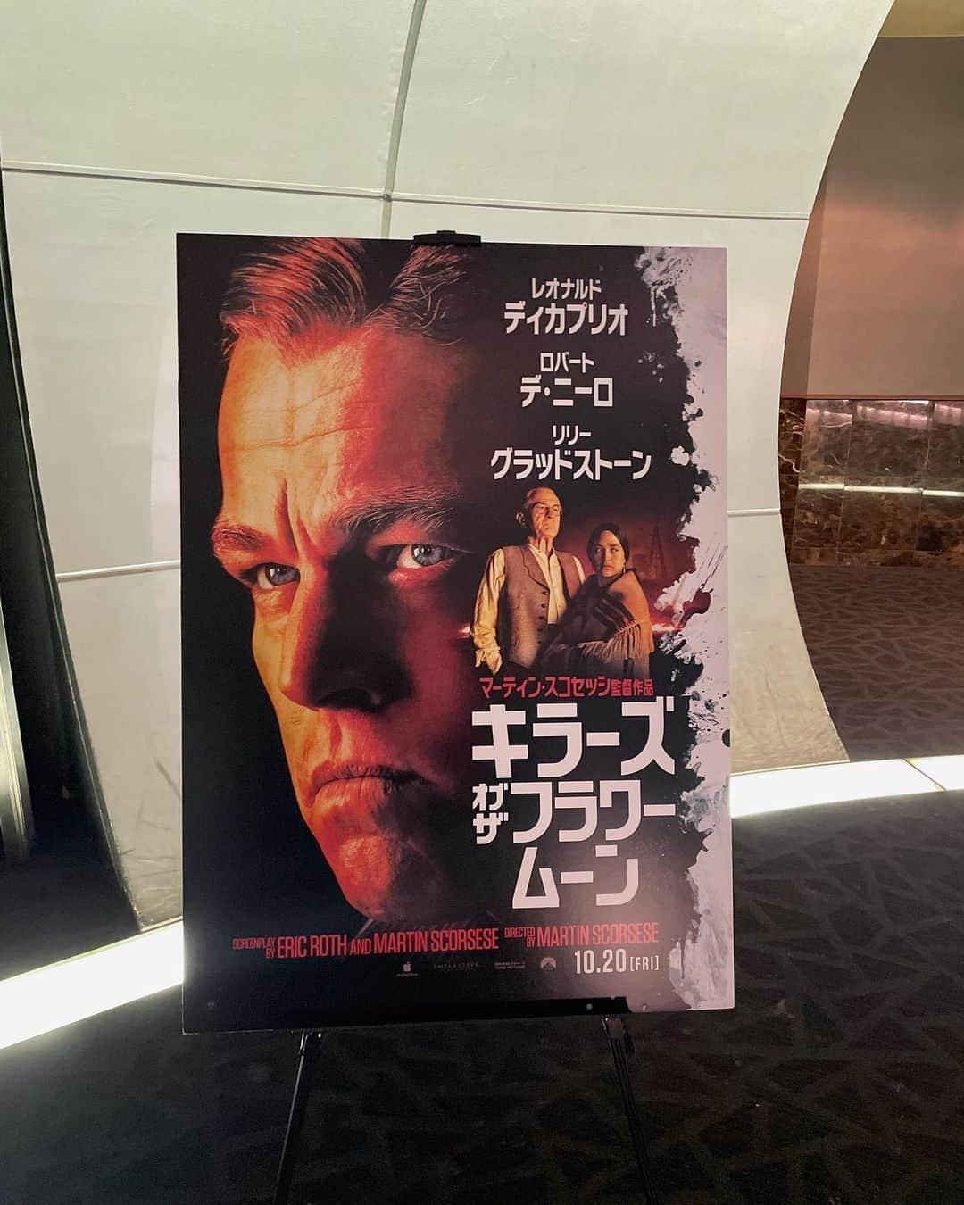 千葉祐夕さんのインスタグラム写真 - (千葉祐夕Instagram)「先日10/20公開の ｢ キラーズ・オブ・ザ・フラワームーン ｣ の試写会へ、東和ピクチャーズさんから招待して頂き参加してきました 🌙  レオナルド・ディカプリオさんが演じたアーネストは、誰が観ても分かりやすいほどにダメ男で、 リリー・グラッドストーンさんが演じるモリーとの愛情の描かれ方は、とても不思議なものでした。 ロバート・デ・ニーロさんが演じたウィリアムは、映画のスクリーンを超えて残酷な悲劇へと、観ている私達も巻き込まれているように感じた程、怖い役でした。 登場人物全員の表情が、徐々に変わっていく様子は、是非皆様にも観て頂きたいです。  アメリカで、この出来事に言及されるようになったのはつい最近で、最近までこの事件にふれることがタブー視されていたんですって。 そのような事件を、このような演出で魅せたマーティン・スコセッシ監督は本当に凄い方だなあ、と感じました。  それに実はこの映画、なんと206分の上映なんです。でも、スリリングな展開が非常に多く、全く飽きることの無い、目が離せない映画でした。 終わった時に私は、結末がわかった上でもう一度観たいと本当に思いました。というか、絶対もう一度観に行きたいです。笑  と、日頃文章を書くことが苦手な私がここまで熱くなった映画は久々でした！  皆様も、是非映画館へ足を運んでみてください ‪‪☺︎‬  #PR #映画キラーズ #ディカプリオの怪演を語ろう」10月19日 22時36分 - yuleaf_0828