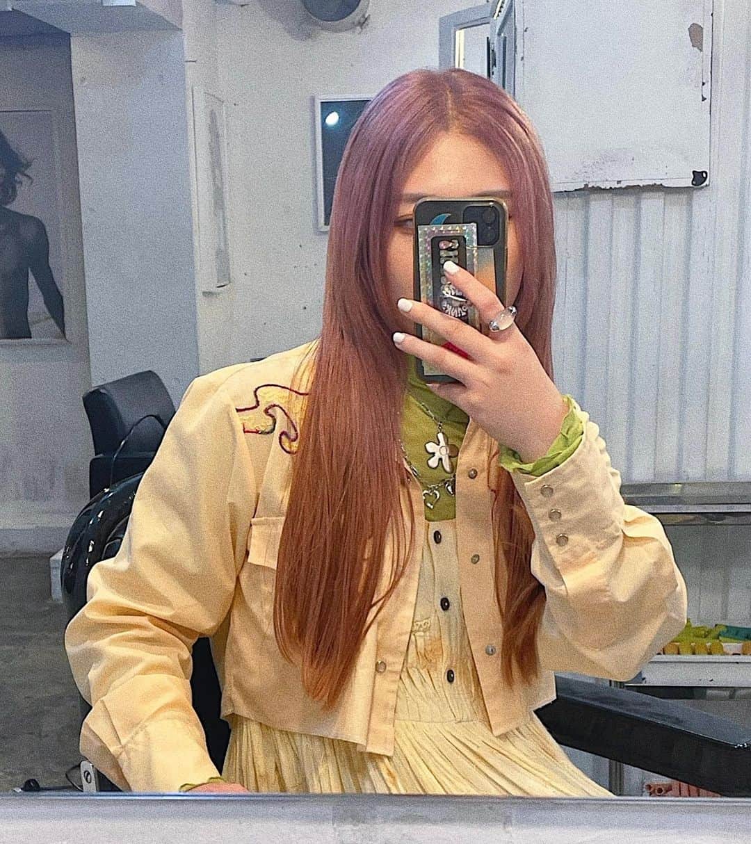 松尾レミのインスタグラム：「明日は大事な撮影がありまして、 ストロベリーティーのような ピンクベージュにしてきました🍓🫖」