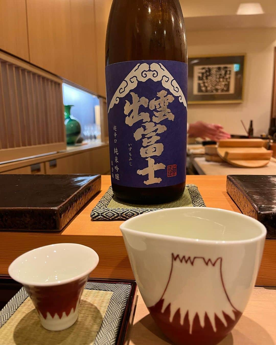 みひろのインスタグラム：「. 色んな日本酒堪能♡  #出雲富士  #冩楽  #七賢  #あたごのまつ  #寶劒  #秋あがり   #日本酒 #日本酒好き  #sake」