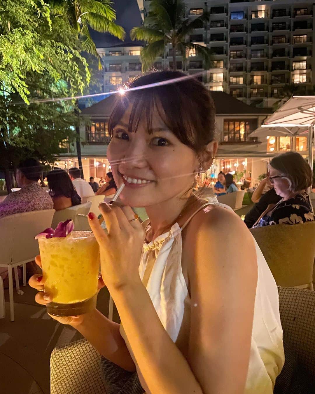 森田絵美のインスタグラム：「. とある夜🌺🍹 ハワイアンミュージックを聴きながら贅沢な時間でした😌 . ステージの後ろの木は樹齢100年越えなんだそう🌳👀 . #hawaii #ハワイ旅行 #ハワイ観光 #ハレクラニ #halekulani」
