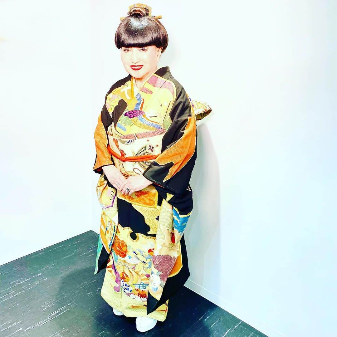 黒柳徹子さんのインスタグラム写真 - (黒柳徹子Instagram)「今日は「日立世界ふしぎ発見！」の本番２本。最初のお着物は垣と四季草花模様の訪問着。２枚目は大胆な束ね熨斗の周りに宝尽くしや吉祥模様が施された大振り袖です。」10月19日 22時38分 - tetsukokuroyanagi