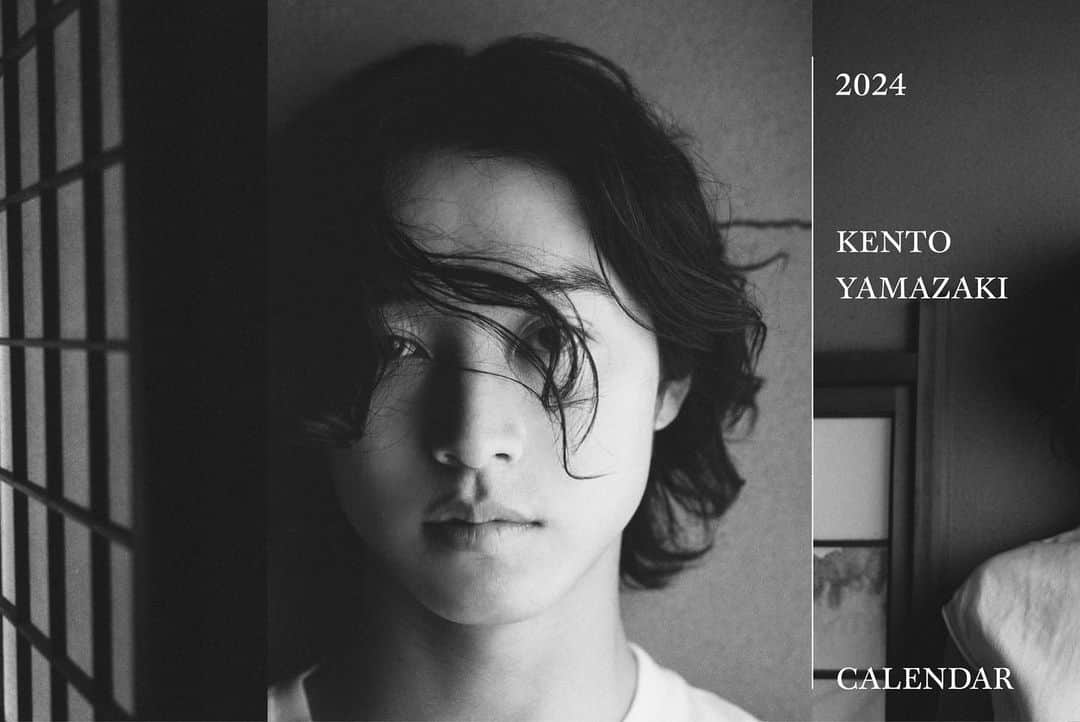 山﨑賢人さんのインスタグラム写真 - (山﨑賢人Instagram)「2024年カレンダーできました！ 12月19日発売 よろしくお願いします！ #モノクロ」10月19日 22時40分 - kentooyamazaki