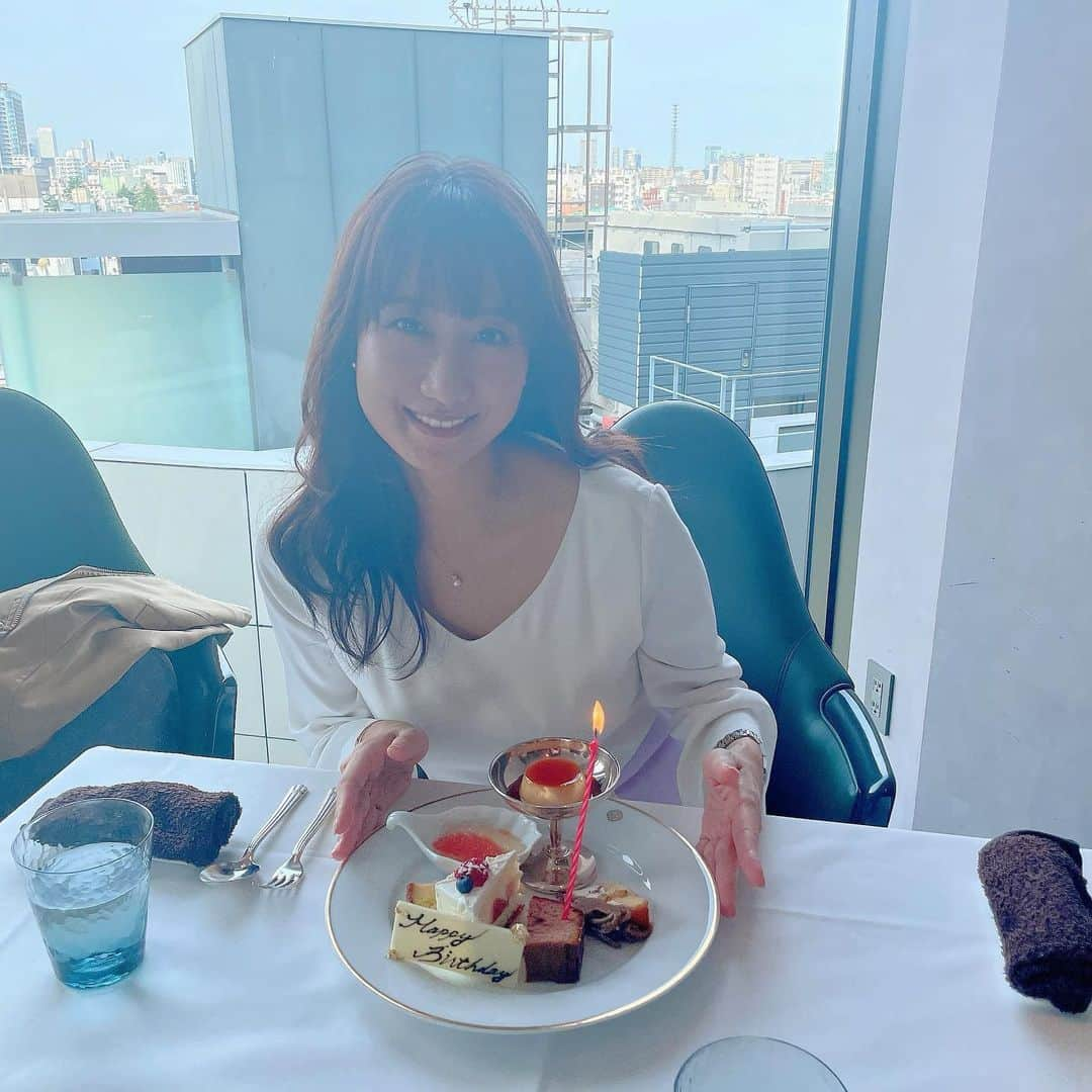 吉井明子さんのインスタグラム写真 - (吉井明子Instagram)「🍰🧁🍰 両親と誕生日ランチへ🍴 今年も一緒に食べられたことに感謝です。  お腹いっぱいなのにワゴンのケーキを見たら「全種類お願いします♡」って言っちゃうのをやめたい🥺やめられない☺️  #誕生日 #birthday #생일　#生日 #両親と #お祝い #ランチ #気象予報士 #気象キャスター #weatherforecaster #기상캐스터　#氣象主播 #オフショット #ワンピース」10月19日 22時40分 - akiko_yoshii_sunny_rain