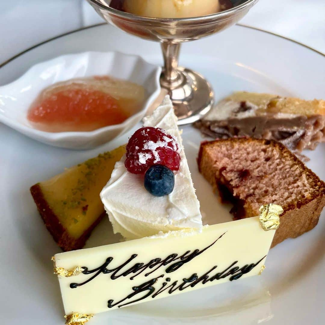 吉井明子さんのインスタグラム写真 - (吉井明子Instagram)「🍰🧁🍰 両親と誕生日ランチへ🍴 今年も一緒に食べられたことに感謝です。  お腹いっぱいなのにワゴンのケーキを見たら「全種類お願いします♡」って言っちゃうのをやめたい🥺やめられない☺️  #誕生日 #birthday #생일　#生日 #両親と #お祝い #ランチ #気象予報士 #気象キャスター #weatherforecaster #기상캐스터　#氣象主播 #オフショット #ワンピース」10月19日 22時40分 - akiko_yoshii_sunny_rain