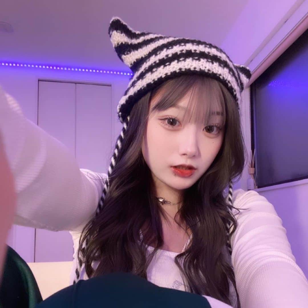 ここねのインスタグラム：「なんかこの帽子ねこじゃなくて😈のみみ！(⃔ ｰ̀֊ｰ́ )⃕ . . . . . . . . . .  #좋아요반사 #팔로우환영 #오오티디 #데일리룩 #패션 #메이크 #셀카 #06」