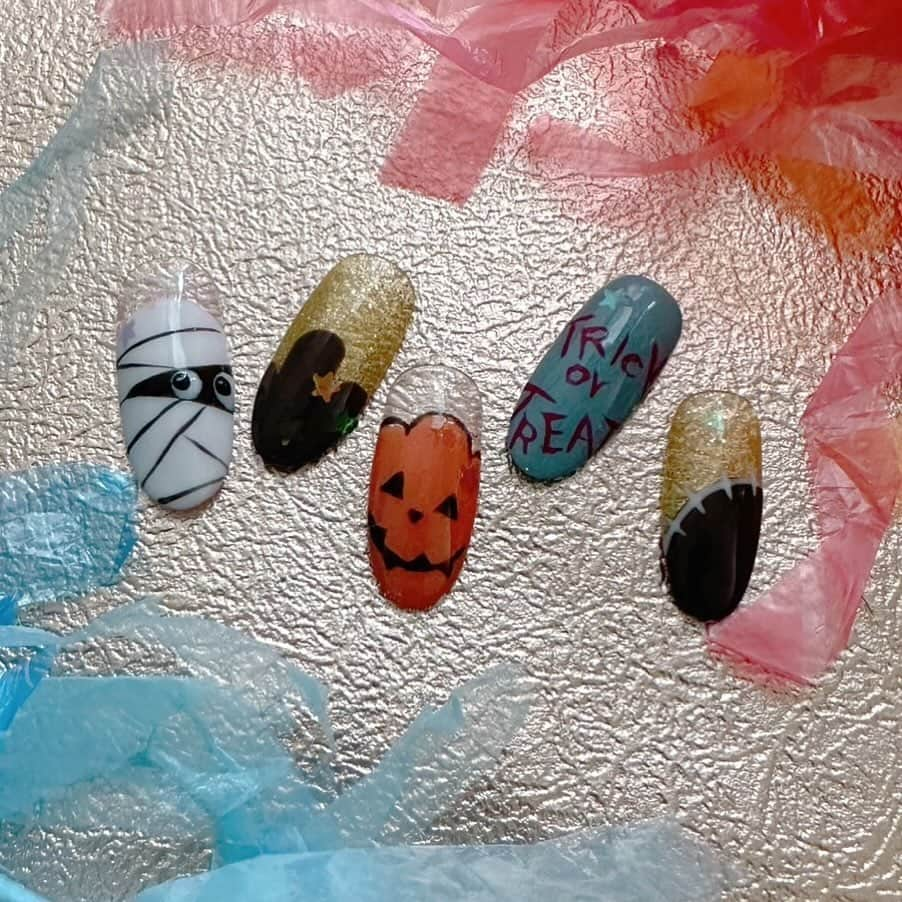 CND日本公式アカウントさんのインスタグラム写真 - (CND日本公式アカウントInstagram)「. Trick or Nails👻  シェラック で #ハロウィンネイル 🎃  ◆使用シェラックカラー 283 Element 389 Glitter Sneakers 449 Teal Textile 452 Silky Sienna 454 Leather Goods 501 Cream Puff 518 Black Pool 523 Clealy Pink  ※実際のカラーと異なる場合がございます。ご了承ください。  シェラックは下記の販売店様でお取扱いしております。 @nailshoptat @nailpartner @naillabojp @life_beauty_pro ※別途会員登録が必要な場合がございます ※直接各店へお問い合わせください  #ハッピーハロウィン #trickornails #happyhalloween  #新色 #新色発売 #新商品発売  #cnd #cndworld #shellac #cndshellac  #シェラック #シェラックネイル #爪を削らない #爪に優しい #ネイル #タカラベルモント #シェラックカラー」10月19日 22時45分 - cnd_japan