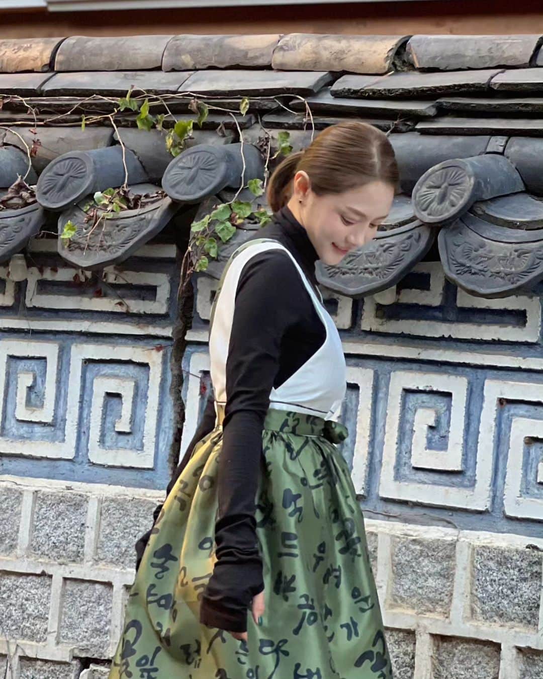 ユ・ハナさんのインスタグラム写真 - (ユ・ハナInstagram)「너무 좋아하는 나의 제제엄마이자 너무예쁜 윤정언니가 만든  한복앞치마!   난 앞치마라 부르고싶진않아. 설날에도 입고 추석에도 입고 한글날에도 입을거임!  인사동에선  외국인들의 관심에 앉아서 판매할뻔했자나아!   사랑스러움과 고급스러움 그잡채였음♡♡」10月19日 22時45分 - hahana111