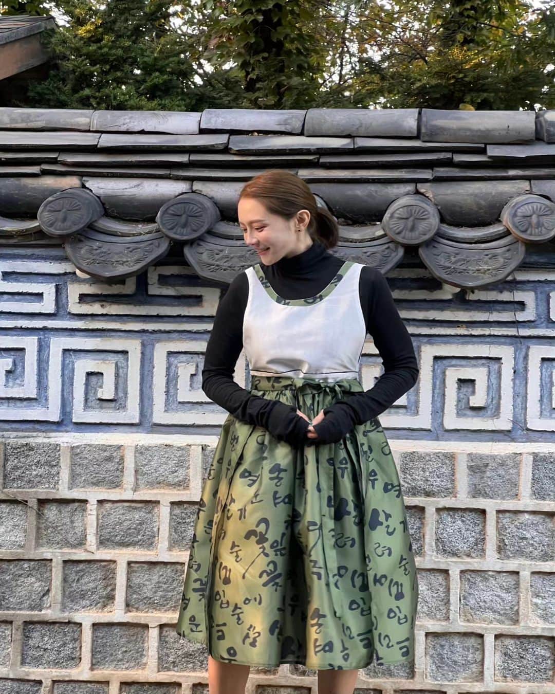 ユ・ハナさんのインスタグラム写真 - (ユ・ハナInstagram)「너무 좋아하는 나의 제제엄마이자 너무예쁜 윤정언니가 만든  한복앞치마!   난 앞치마라 부르고싶진않아. 설날에도 입고 추석에도 입고 한글날에도 입을거임!  인사동에선  외국인들의 관심에 앉아서 판매할뻔했자나아!   사랑스러움과 고급스러움 그잡채였음♡♡」10月19日 22時45分 - hahana111