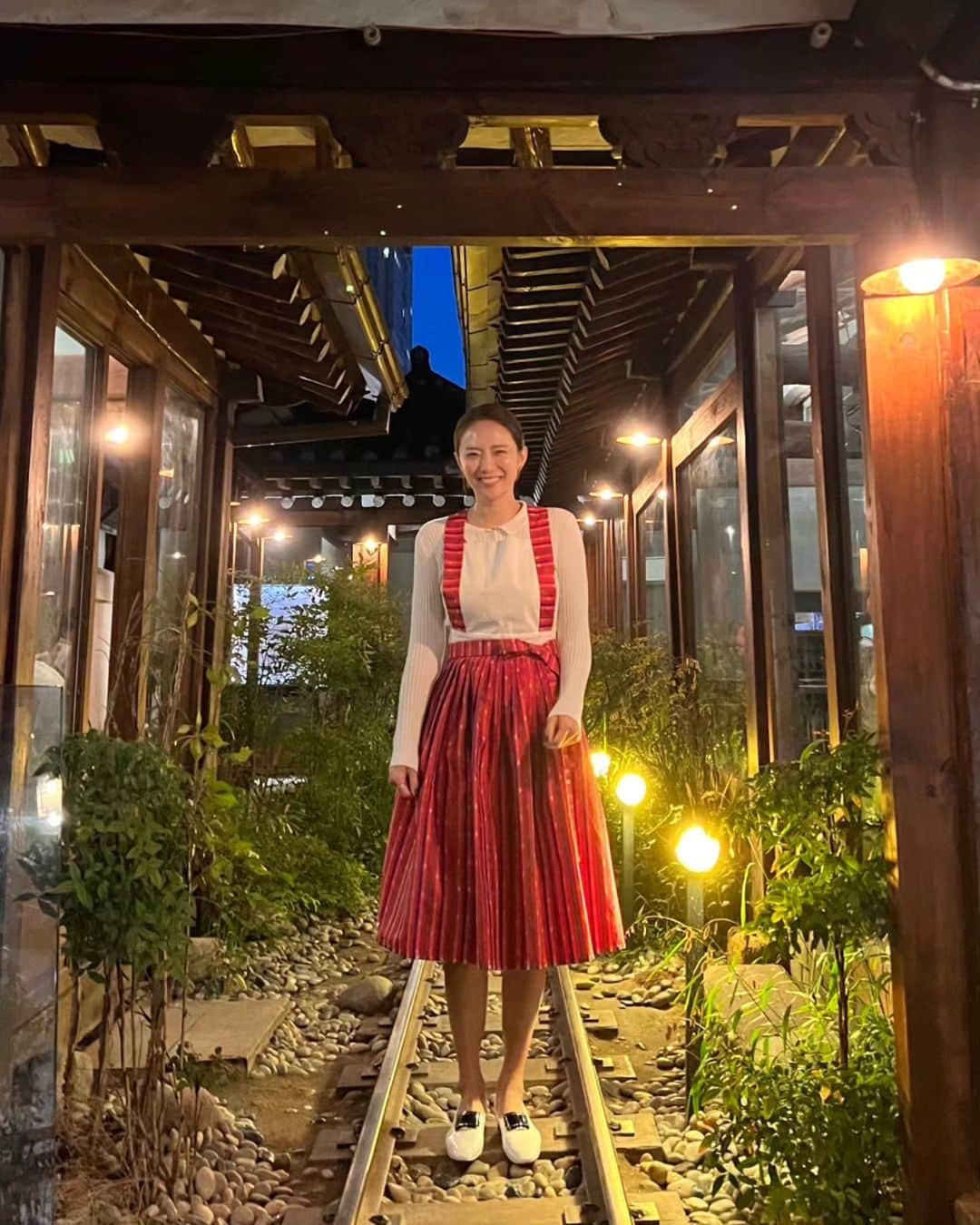 ユ・ハナさんのインスタグラム写真 - (ユ・ハナInstagram)「너무 좋아하는 나의 제제엄마이자 너무예쁜 윤정언니가 만든  한복앞치마!   난 앞치마라 부르고싶진않아. 설날에도 입고 추석에도 입고 한글날에도 입을거임!  인사동에선  외국인들의 관심에 앉아서 판매할뻔했자나아!   사랑스러움과 고급스러움 그잡채였음♡♡」10月19日 22時45分 - hahana111