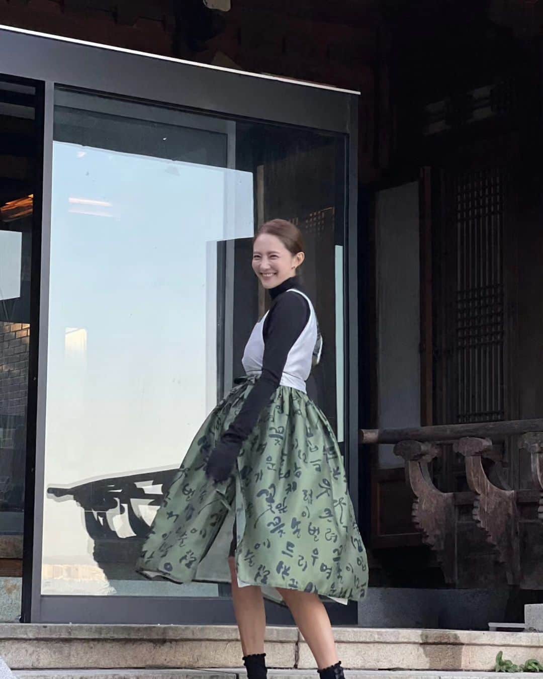 ユ・ハナさんのインスタグラム写真 - (ユ・ハナInstagram)「너무 좋아하는 나의 제제엄마이자 너무예쁜 윤정언니가 만든  한복앞치마!   난 앞치마라 부르고싶진않아. 설날에도 입고 추석에도 입고 한글날에도 입을거임!  인사동에선  외국인들의 관심에 앉아서 판매할뻔했자나아!   사랑스러움과 고급스러움 그잡채였음♡♡」10月19日 22時45分 - hahana111